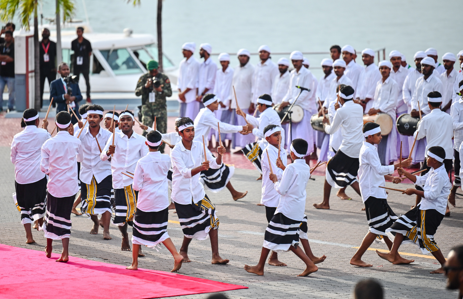 މިނިވަން ދުވަސް ފާހަގަކުރަން ޖުމްހޫރީ މައިދާނުގައި ބޭއްވި ހަރަކާތުގައި ސްކޫލް ކުދިންތަކެއް ދިވެހި ސަގާފީ ހަރަކާތެއް ހުށަހަޅައިދެނީ.--- ފޮޓޯ: ފަޔާޒު މޫސާ/ މިހާރު