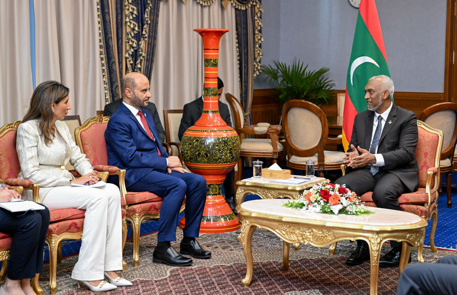 ރައީސް އޮފިޑް ފަންޑުގެ ސީއީއޯ އާއި އެ ފަންޑުގެ އިސްވެރިންނާ ބައްދަލުކުރައްވަނީ -- ފޮޓޯ: ރައީސް އޮފީސް