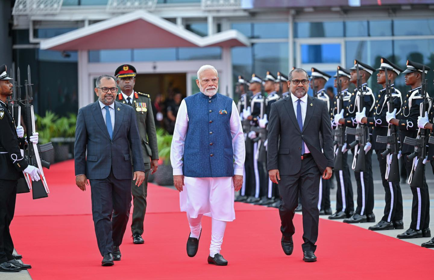 އިންޑިއާގެ ބޮޑުވަޒީރު މޯދީ އަށް ރާއްޖޭގެ ފޮރިން މިނިސްޓަރު ހަލީލް އަދި ފިނޭންސް މިނިސްޓަރު ޒަމީރު އެއާޕޯޓުން އަލްވަދާއު ދަންނަވަނީ.---ފޮޓޯ: ރައީސް އޮފީސް