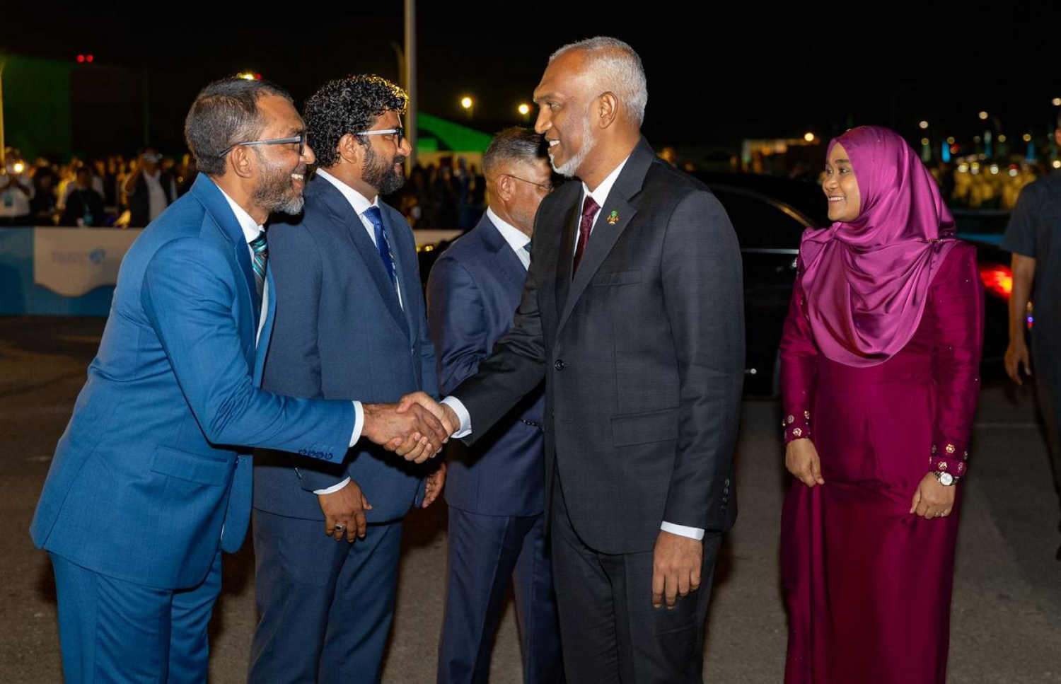 ވީއައިއޭގެ އާ ޓާމިނަލް ހުޅުވަން މިރޭ ބޭއްވި ރަސްމިއްޔާތަށް ރައީސް މުއިއްޒުގެ ދެކަނބަލުން ވަޑައިގަތުމުން އެމްއޭސީއެލްގެ އިސްވެރިން އެ ދެކަނބަލުންނަށް މަރުހަބާ ދަންނަވަނީ.---ފޮޓޯ: އެމްއޭސީއެލް