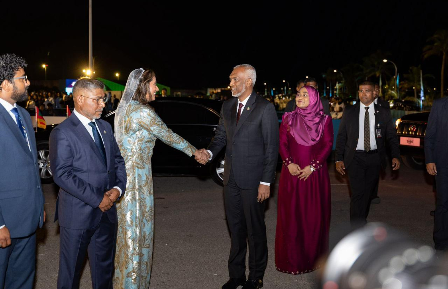 ވީއައިއޭގެ އާ ޓާމިނަލް ހުޅުވަން އެއާޕޯޓުގައި މިރޭ ބޭއްވި ރަސްމިއްޔާތަށް ރައީސް މުއިއްޒުގެ ދެކަނބަލުން ވަޑައިގަތުމުން އެމްއޭސީއެލްގެ ޗެއާޕާސަން ނޫރްއައިން މަރުހަބާ ދަންނަވަނީ.---ފޮޓޯ: އެމްއޭސީއެލް