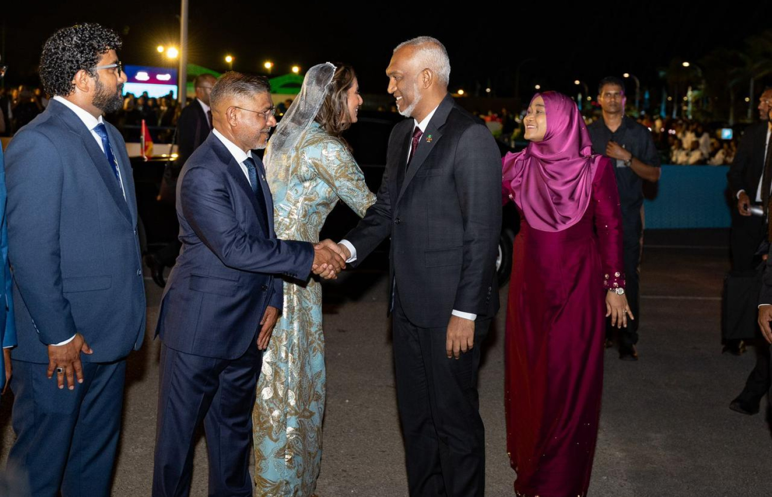 ވީއައިއޭގެ އާ ޓާމިނަލް ހުޅުވަން އެއާޕޯޓުގައި މިރޭ ބޭއްވި ރަސްމިއްޔާތަށް ރައީސް މުއިއްޒުގެ ދެކަނބަލުން ވަޑައިގަތުމުން އެމްއޭސީއެލްގެ އެމްޑީ ޝަރީފު މަރުހަބާ ދަންނަވަނީ.---ފޮޓޯ: އެމްއޭސީއެލް