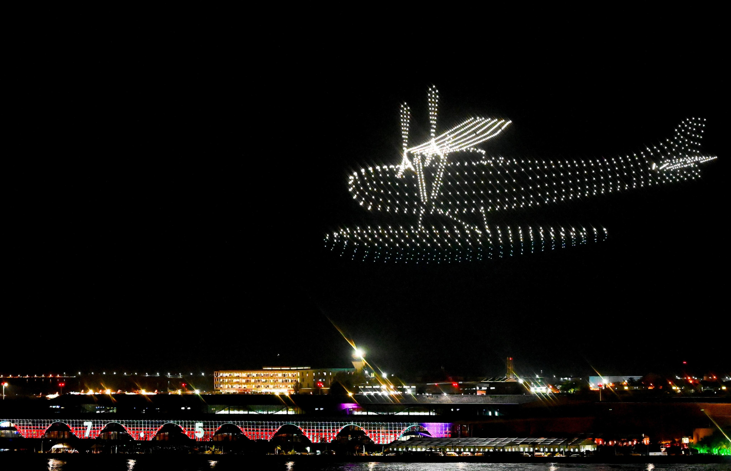 ވީއައިއޭގެ އާ ޓާމިނަލް ހުޅުވަން މިރޭ ދައްކައިލި ޑްރޯން ޝޯގައި އެއާ ޓެކްސީގެ ބޯޓެއް.---ފޮޓޯ: ނިޝާން އަލީ| މިހާރު