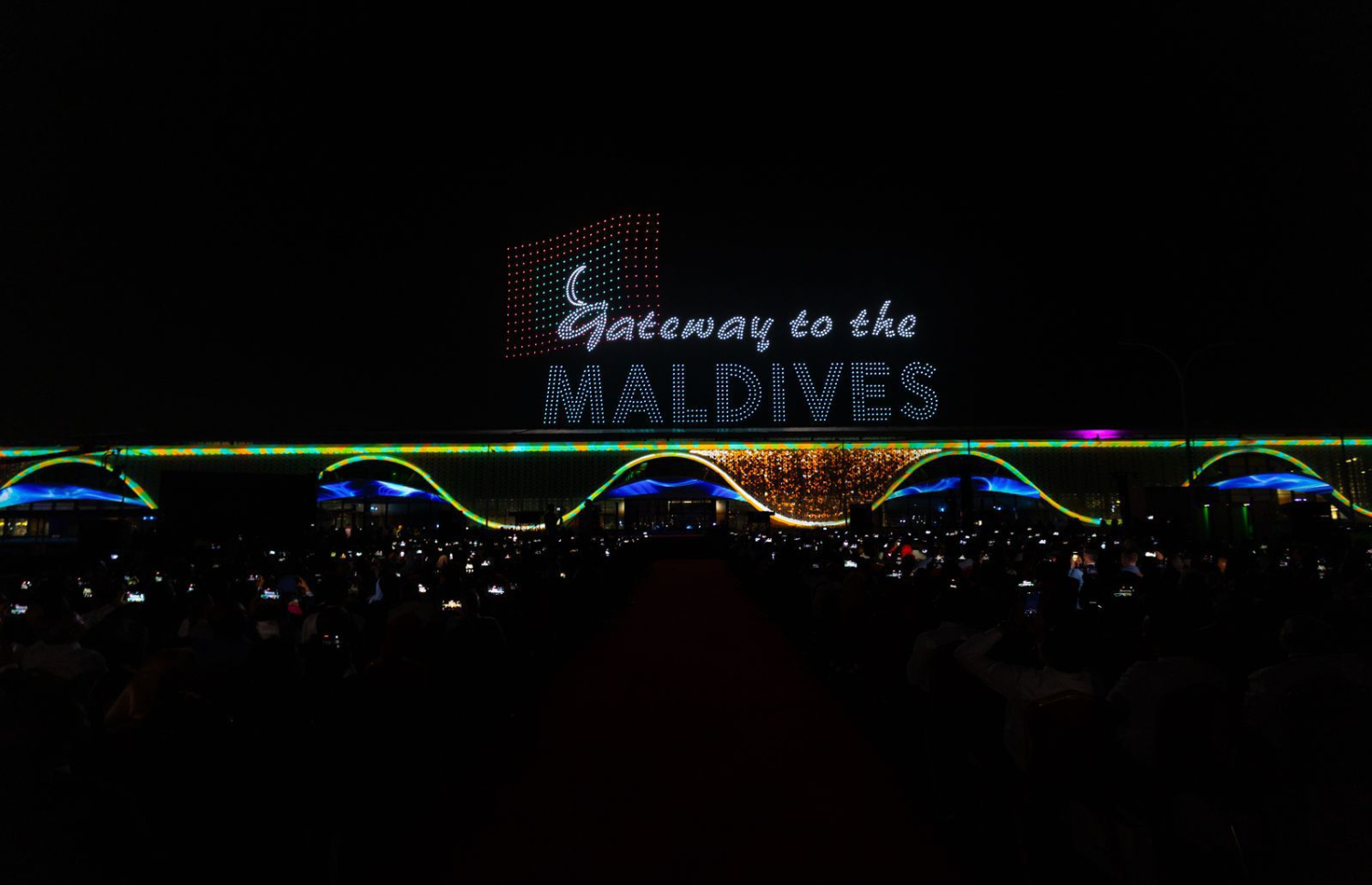 ވީއައިއޭގެ އާ ޓާމިނަލް ހުޅުވުމަށް މިރޭ ބޭއްވި ޑްރޯން ޝޯގެ މަންޒަރެއް.---ފޮޓޯ: އެމްއޭސީއެލް