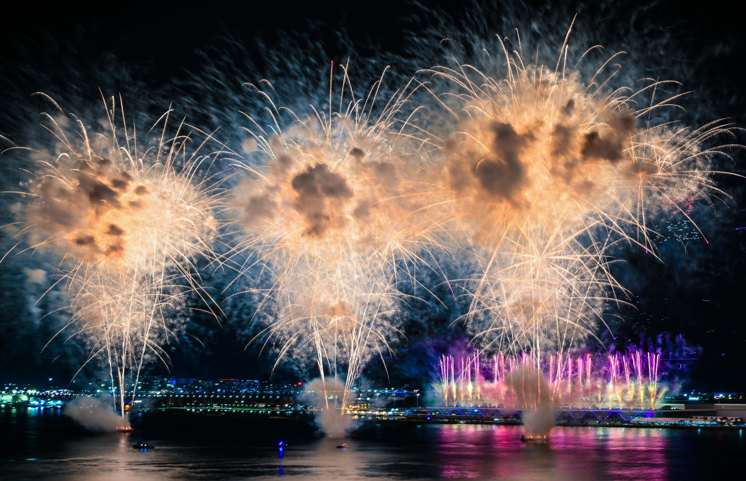 ވެލާނާ އިންޓަނޭޝަނަލް އެއާޕޯޓުގެ އާ ޓާމިނަލް ހުޅުވުމުގެ އުފަލުގައި އެއާޕޯޓް ކައިރީގައި މިރޭ ހަވާ އަރުވަނީ.---ފޮޓޯ: ނިޝާން އަލީ| މިހާރު