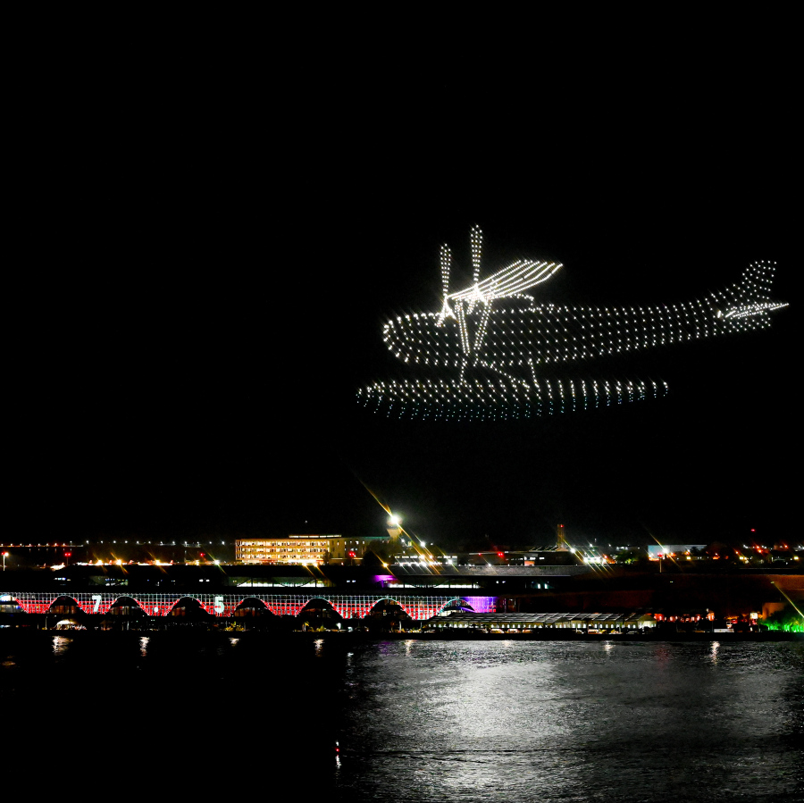 ވެލާނާ އިންޓަނޭޝަނަލް އެއާޕޯޓުގެ އާ ޓާމިނަލް ހުޅުވުމުގެ އުފަލުގައި އެއާޕޯޓުގެ މަތީގައި ކުރިއަށް ގެންދިޔަ ޑްރޯން ޝޯ.---ފޮޓޯ: ނިޝާން އަލީ | މިހާރު