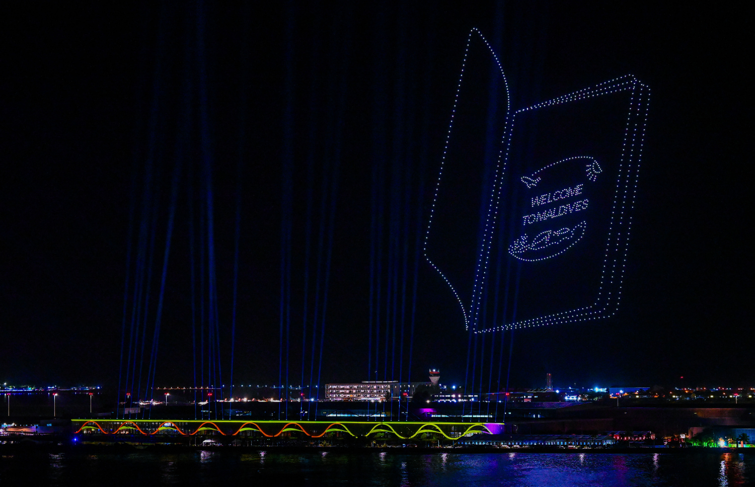 ވެލާނާ އިންޓަނޭޝަނަލް އެއާޕޯޓުގެ އާ ޓާމިނަލް ހުޅުވުމުގެ އުފަލުގައި އެއާޕޯޓުގެ މަތީގައި ކުރިއަށް ގެންދިޔަ ޑްރޯން ޝޯ.---ފޮޓޯ: ނިޝާން އަލީ | މިހާރު