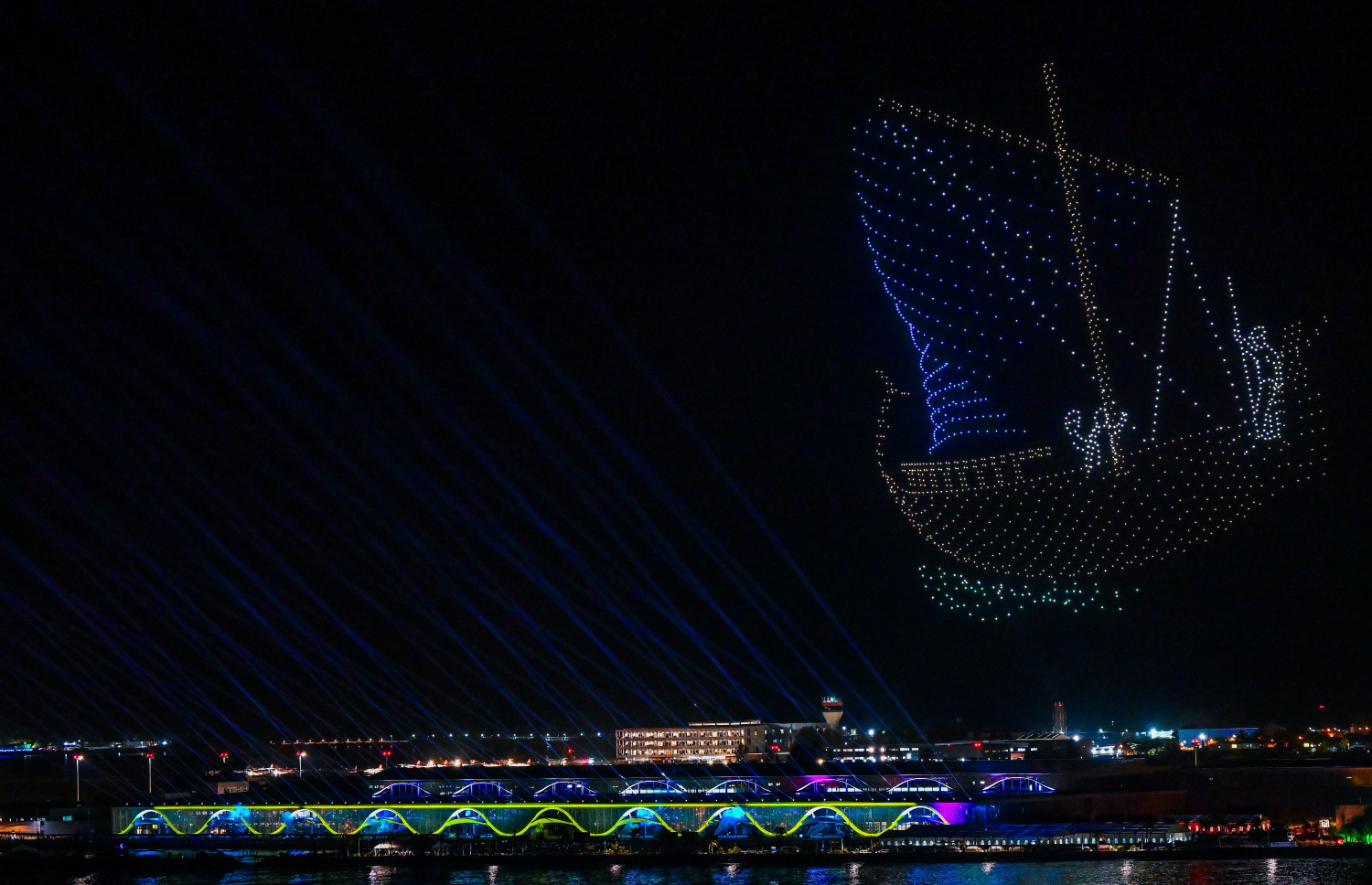 ވެލާނާ އިންޓަނޭޝަނަލް އެއާޕޯޓުގެ އާ ޓާމިނަލް ހުޅުވުމުގެ އުފަލުގައި އެއާޕޯޓުގެ މަތީގައި ކުރިއަށް ގެންދިޔަ ޑްރޯން ޝޯ.---ފޮޓޯ: ނިޝާން އަލީ | މިހާރު