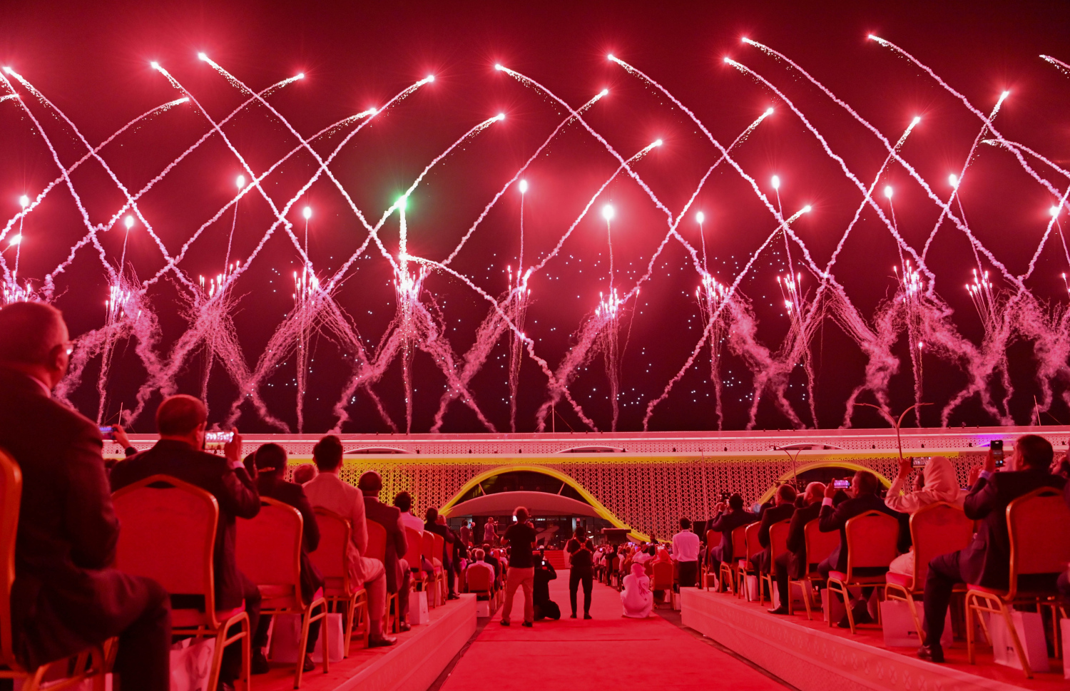 ވެލާނާ އިންޓަނޭޝަނަލް އެއާޕޯޓުގެ އާ ޓާމިނަލް ހުޅުވުމުގެ އުފަލުގައި އެއާޕޯޓް ކައިރީގައި މިރޭ ހަވާ އަރުވަނީ.---ފޮޓޯ: ރައީސް އޮފީސް