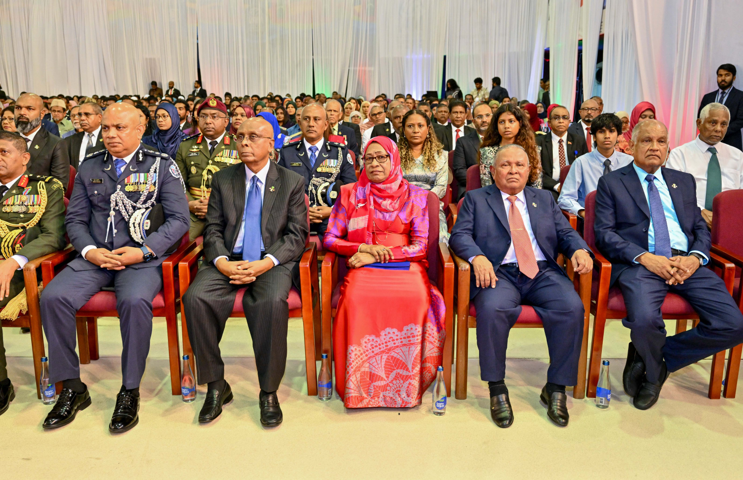 މި އަހަރުގެ މިނިވަން ދުވަހުގެ ރަސްމީ ޖަލްސާގައި ސަލީމްގެ ދެކަނބަލުން ބައިވެރިވެވަޑައިގަންނަވަނީ.---ފޮޓޯ: ރައީސް އޮފީސް