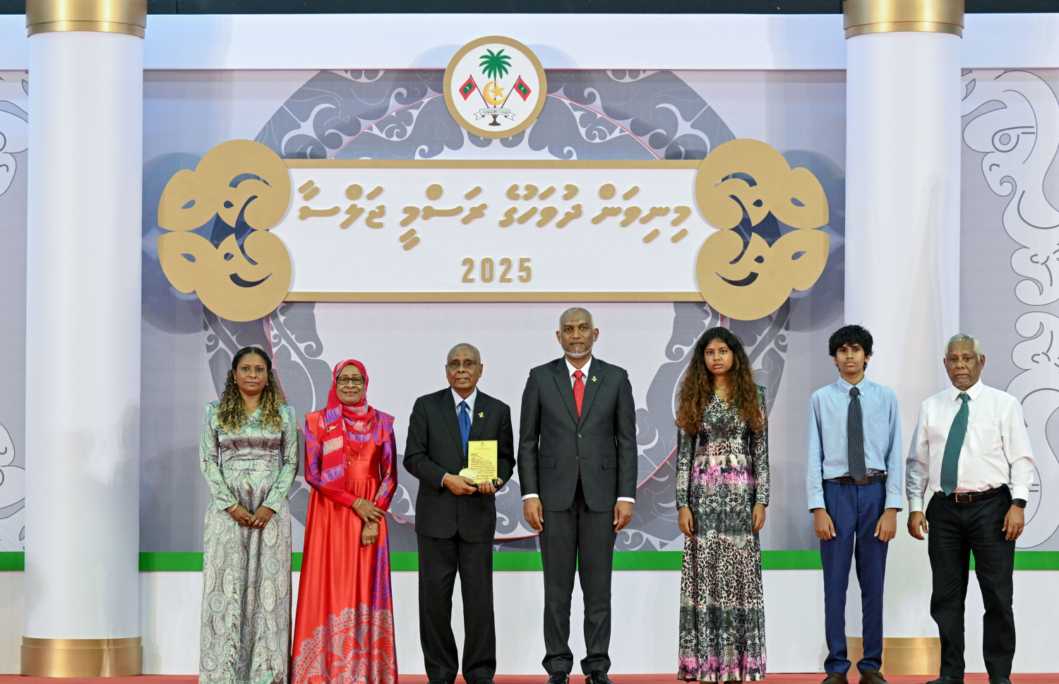 ދިވެހި ހާރިޖީ ހިދުމަތުގެ މަތިވެރި ޝަރަފުގެ އިއްޒަތުގެ ޝަރަފު މިއަދު ހާސިލް ކުރެއްވުމަށް ފަހު، ސަލީމް އަދި އޭނާގެ އާއިލާގެ ބައެއް ބޭފުޅުން ރައީސް މުއިއްޒާ އެކު ފޮޓޯއެއް ނަންގަވަނީ.---ފޮޓޯ: ރައީސް އޮފީސް