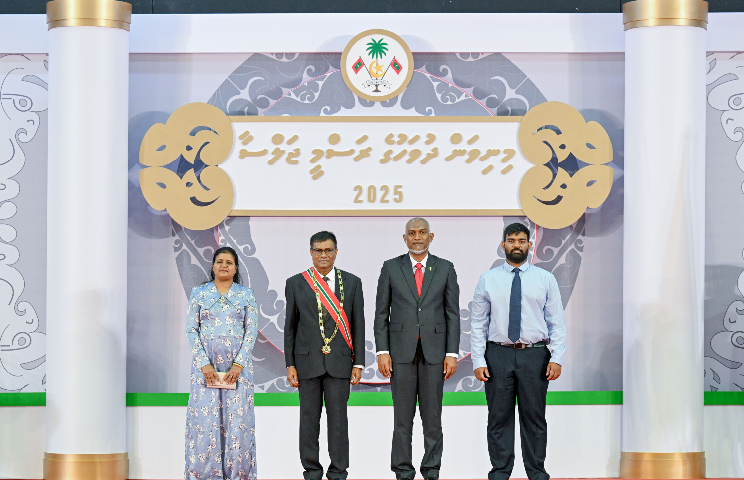 ނިޝާން އިއްޒުއްދީން އިއްޒަތުގެ ވެރިކަމުގެ ލަގަބު މިއަދު ހާސިލް ކުރެއްވުމަށް ފަހު، މުއުތަސިމް އަދި އޭނާގެ އަނބިކަނބަލުންނާއި ދަރިކަލުން ރައީސް މުއިއްޒާ އެކު ފޮޓޯއެއް ނަންގަވަނީ.---ފޮޓޯ: ރައީސް އޮފީސް