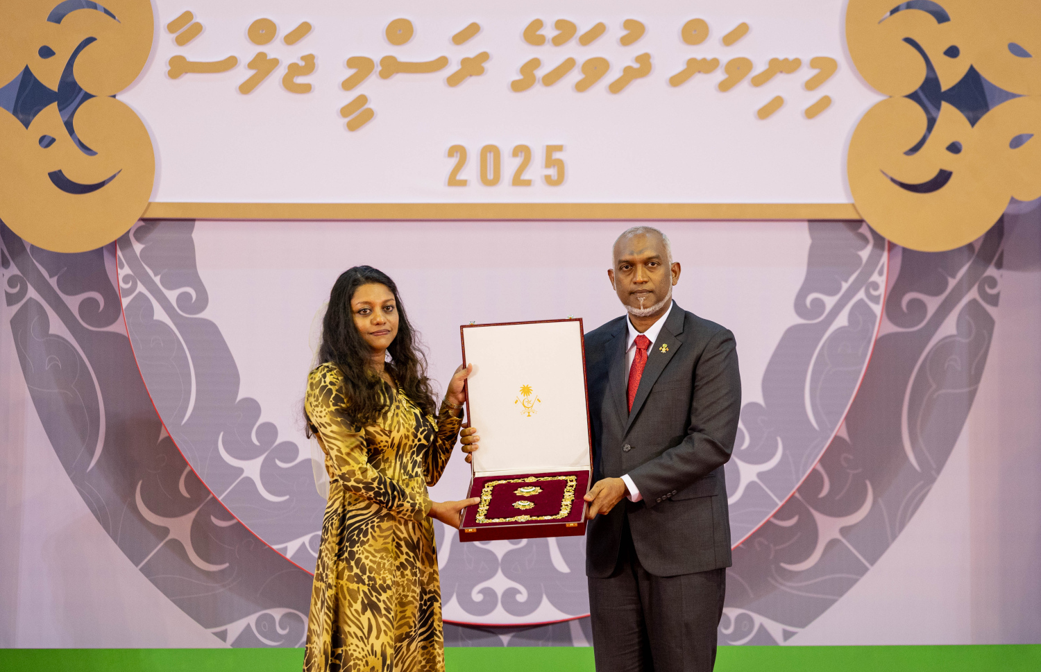 ދައުލަތުގެ ނިޝާން އިއްޒުއްދީން އިއްޒަތުގެ ވެރިޔާގެ ޝަރަފުގެ މެޑަލް ހަސަން ސޯބިރުގެ ދަރިކަނބަލަކަށް ރައީސް ޑރ. މުހައްމަދު މުއިއްޒު އަރުވަނީ.-- ފޮޓޯ: ރައީސް އޮފީސް