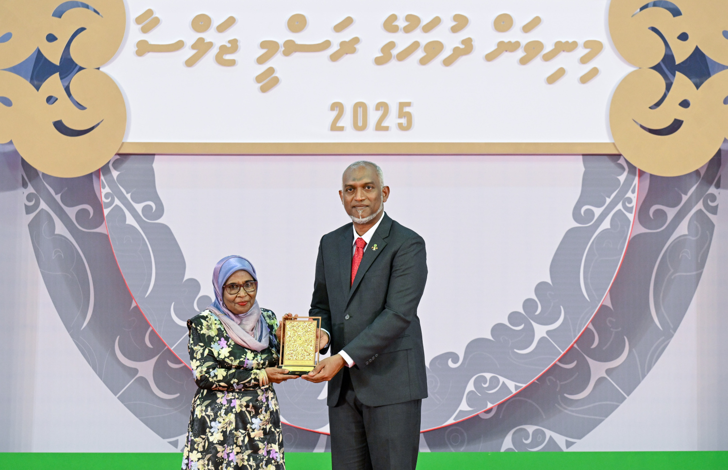 ދައުލަތަށް ގިނަ ދުވަހު ހިދުމަތްކުރެއްވި ބޭފުޅަކަށް، ރައީސް ޑރ. މުއިއްޒު މިއަދު އައްޑަނަ ހަވާލުކޮށްދެއްވަނީ.-- ފޮޓޯ: ރައީސް އޮފީސް