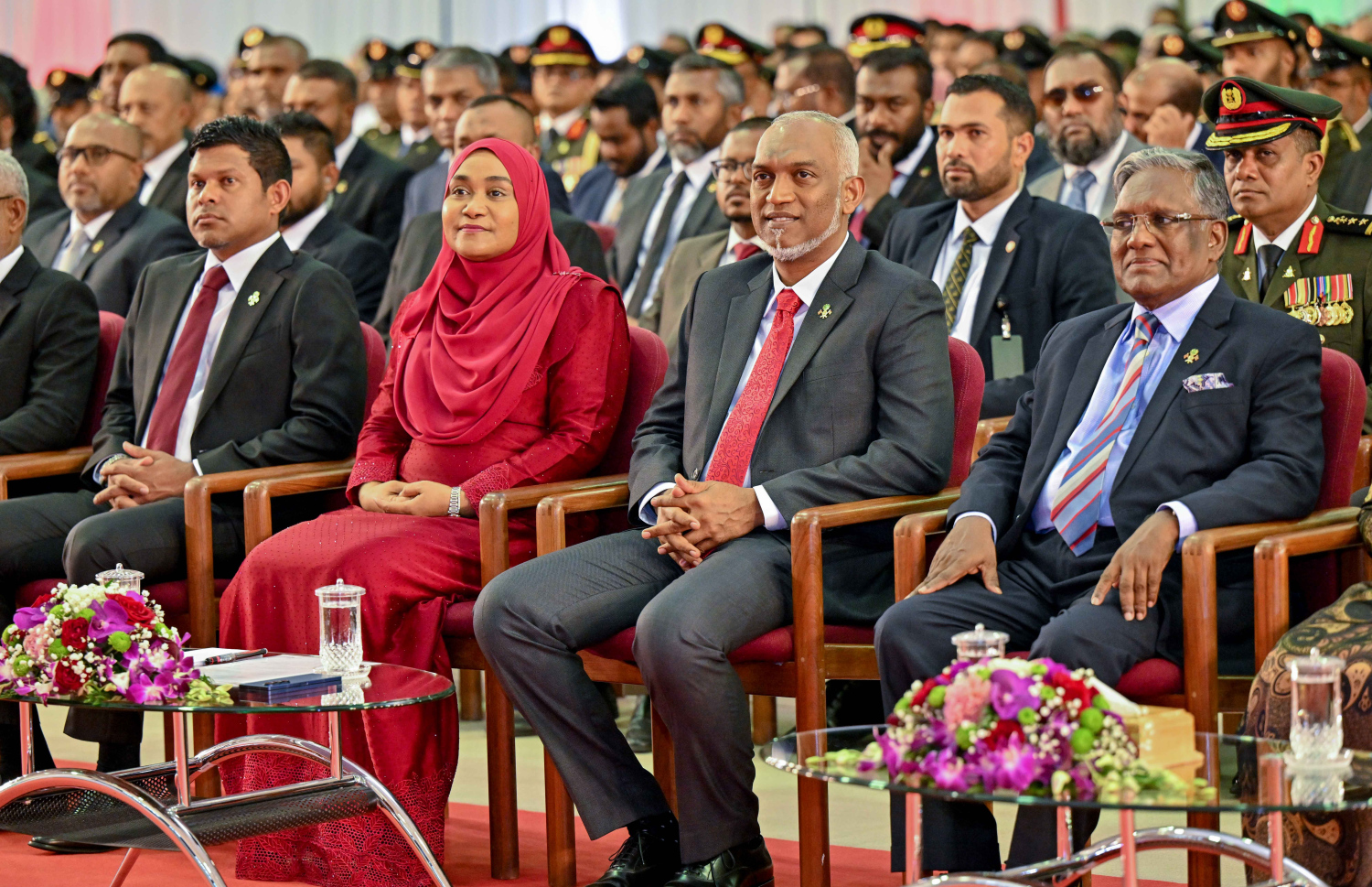 ރާއްޖޭގެ 60 ވަނަ މިނިވަން ދުވަހުގެ މުނާސަބަތުގައި ސޯޝަލް ސެންޓަރުގައި ބޭއްވި ރަސްމީ ޖަލްސާގައި ރައީސް މުއިއްޒުގެ ދެކަނބަލުން ބައިވެރިވެވަޑައިގަންނަވަނީ.--- ފޮޓޯ: ރައީސް އޮފީސް