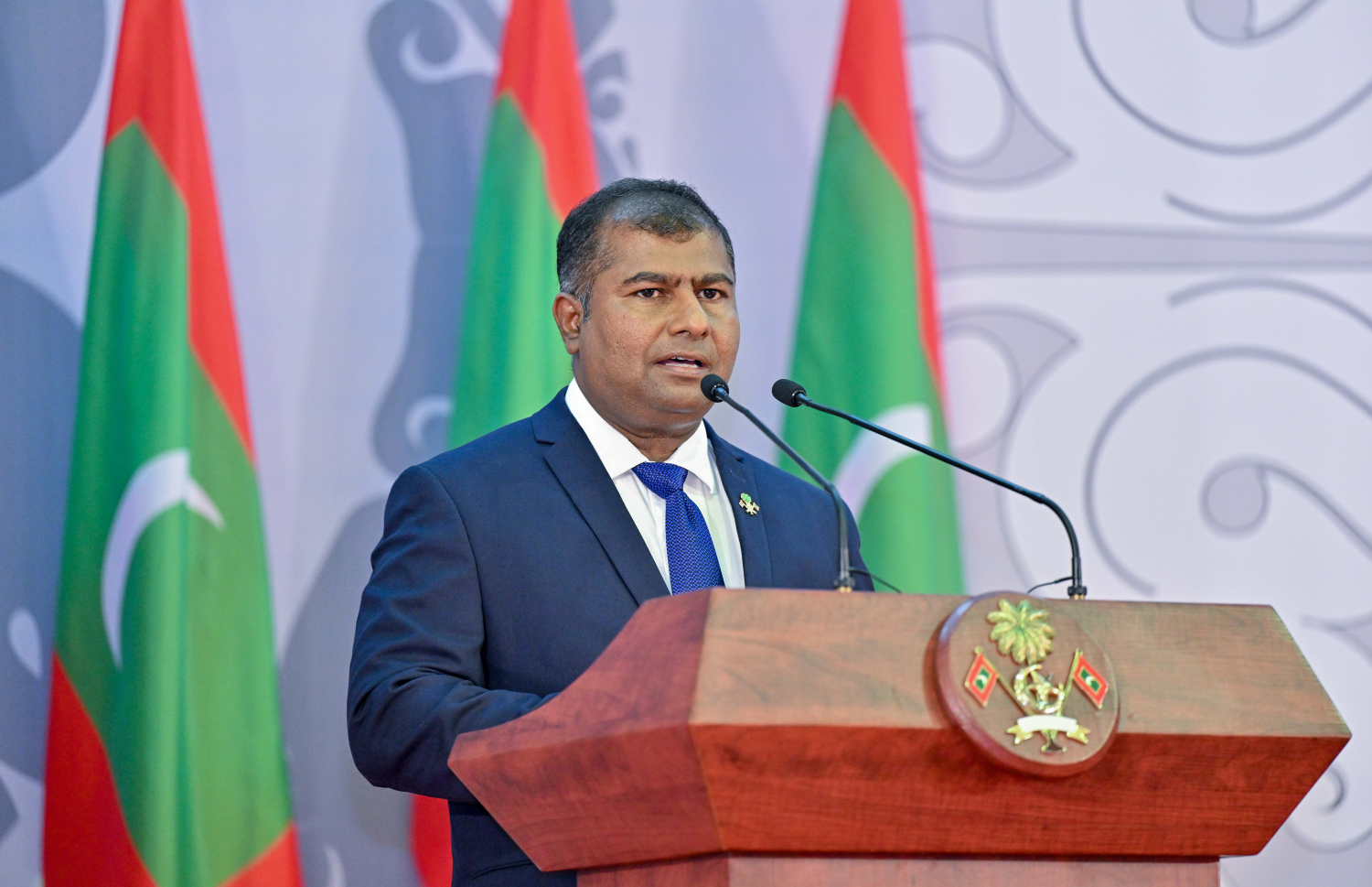 ރާއްޖޭގެ 60 ވަނަ މިނިވަން ދުވަހުގެ މުނާސަބަތުގައި ސޯޝަލް ސެންޓަރުގައި ބޭއްވި ރަސްމީ ޖަލްސާގައި ހެރިޓޭޖް މިނިސްޓަރު އާދަމް ނަސީރު އިބްރާހިމް ވާހަކަ ދައްކަވަނީ .-- ފޮޓޯ: ރައީސް އޮފީސް