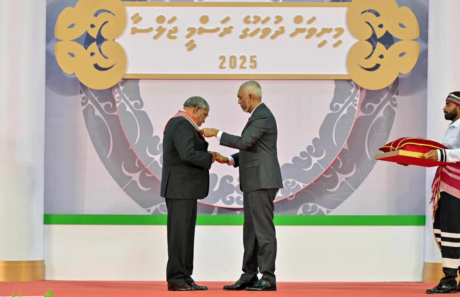 ދައުލަތުގެ ނިޝާން އިއްޒުއްދީން އިއްޒަތުގެ ވެރިޔާގެ ޝަރަފުގެ މެޑަލް ގާސިމަ އިބްރާހިމަށް، ރައީސް މުއިއްޒު މިއަދު އަރުވަނީ.--- ފޮޓޯ: ރައީސް އޮފީސް