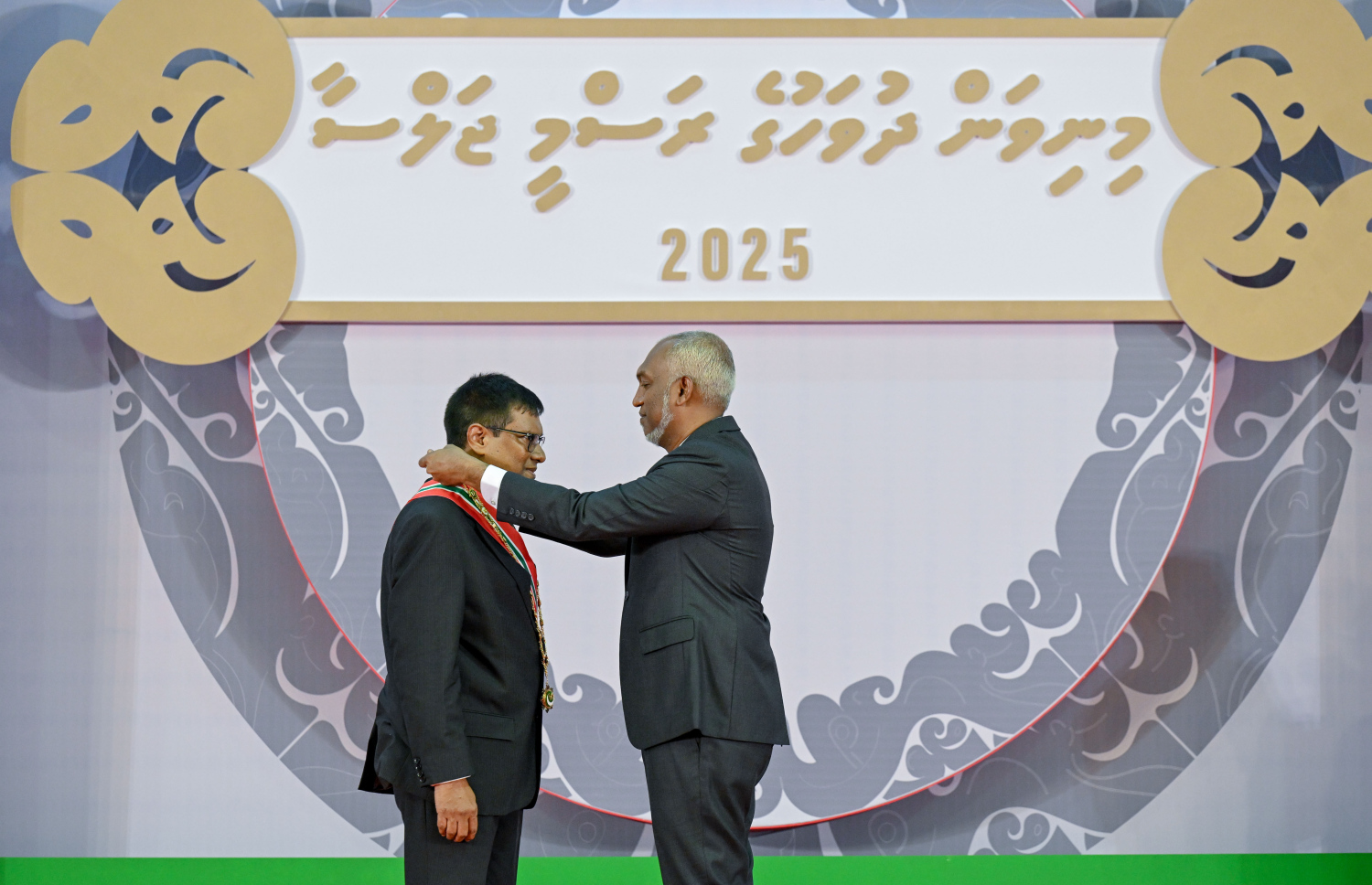 ކުރީގެ އުއްތަނަ ފަނޑިޔާރު އަހުމަދު މުއުތަސިމް އަދުނާނަށް ނިޝާން އިއްޒުއްދީން އިއްޒަތުގެ ވެރިކަމުގެ ލަގަބު ރައީސް މުއިއްޒު މިއަދު އަރުވަނީ.---ފޮޓޯ: ރައީސް އޮފީސް