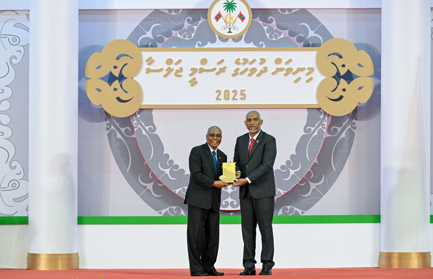 ދިވެހި ހާރިޖީ ހިދުމަތުގެ މަތިވެރި ޝަރަފުގެ އިއްޒަތް ރައީސް މުއިއްޒު، ފޮރިން މިނިސްޓްރީގެ އެމްބެސެޑާ އެޓް ލާޖުގެ މަގާމުގައި ހުންނެވި އަހުމަދު ސަލީމް (ނަންރީތި ސަލީމް) އަށް މިއަދު އަރުވަނީ.---ފޮޓޯ: ރައީސް އޮފީސް