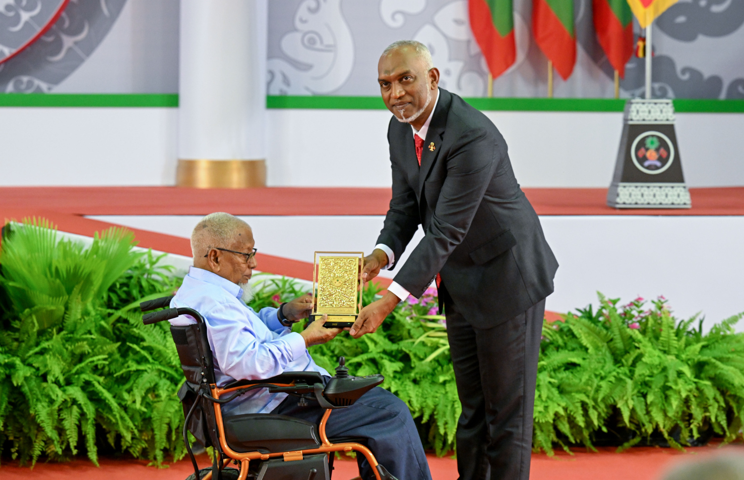 ދިވެހި ދައުލަތަށް ދިގު މުއްދަތަކަށް ހިދުމަތް ކުރެއްވި ބޭފުޅެއްގެ ހިދުމަތުގެ އަގު ވަޒަން ކުރައްވައި، ރައީސް މުއިއްޒު ޝަރަފުގެ ބެޖާއި އައްޑަނަ ދެއްވަނީ.--- ފޮޓޯ: ރައީސް އޮފީސް