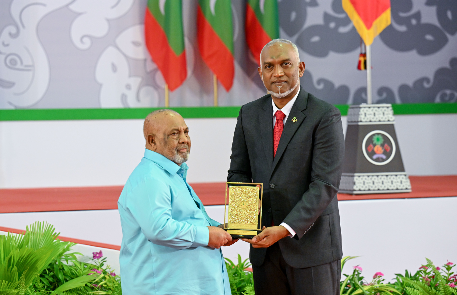 ދިވެހި ދައުލަތަށް ދިގު މުއްދަތަކަށް ހިދުމަތް ކުރެއްވި ބޭފުޅެއްގެ ހިދުމަތުގެ އަގު ވަޒަން ކުރައްވައި، ރައީސް މުއިއްޒު ޝަރަފުގެ ބެޖާއި އައްޑަނަ ދެއްވަނީ: .--- ފޮޓޯ: ރައީސް އޮފީސް