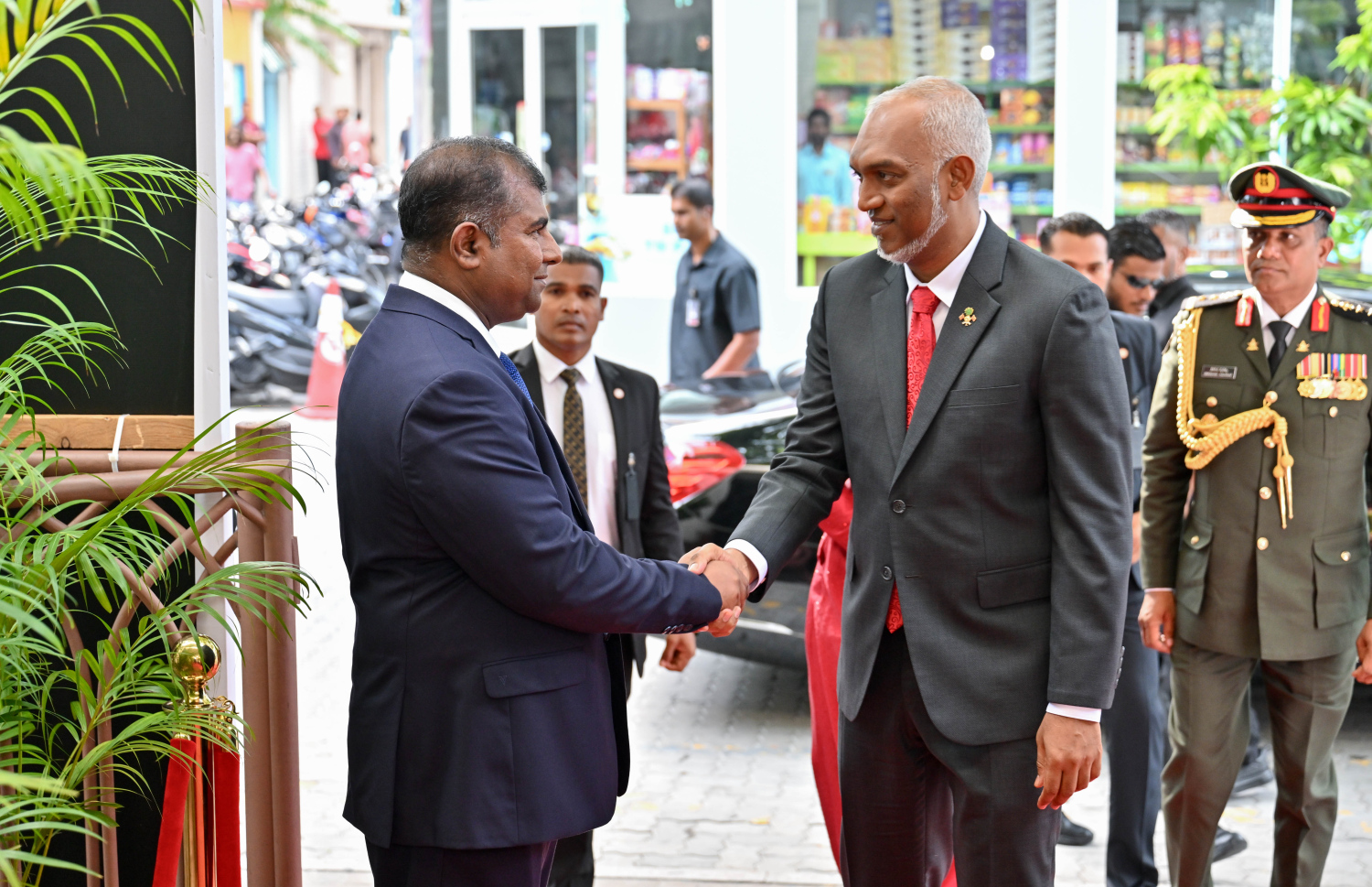 ރާއްޖޭގެ 60 ވަނަ މިނިވަން ދުވަހުގެ މުނާސަބަތުގައި ސޯޝަލް ސެންޓަރުގައި ބޭއްވި ރަސްމީ ޖަލްސާއަށް ރައީސް މުއިއްޒު ވަޑައިގަތުމުން އެންޑް ހެރިޓޭޖް މިނިސްޓަރު އާދަމް ނަސީރު އިބްރާހިމް މަރުހަބާ ދަންނަވަނީ.--- ފޮޓޯ: ރައީސް އޮފީސް