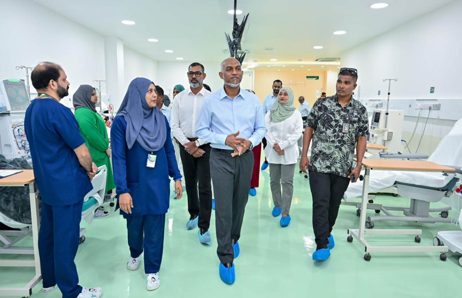 ހުޅުމާލެ ހޮސްޕިޓަލުގެ ޑައިލިސިސް ސެންޓަރު ހުޅުވައިދެއްވުމަށްފަހު، ރައީސް ޑރ. މުއިއްޒު އެ ތަން ބައްލަވާލައްވަނީ.-- ފޮޓޯ: ރައީސް އޮފީސް