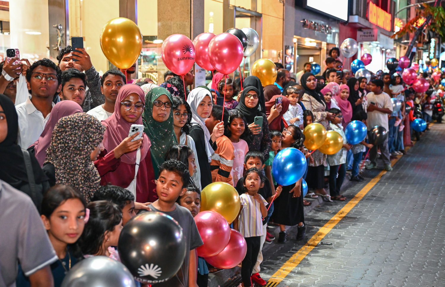 ރާއްޖޭގެ 60 ވަނަ މިނިވަން ދުވަސް ފާހަގަކުރުމަށް ބޭއްވި ފުޅަނދުބުރު ބަލަން ގިނަބަަޔަކު މަޖީދީމަގަށް ޖަމާވި.--- ފޮޓޯ: ފަޔާޒު މޫސާ | މިހާރު
