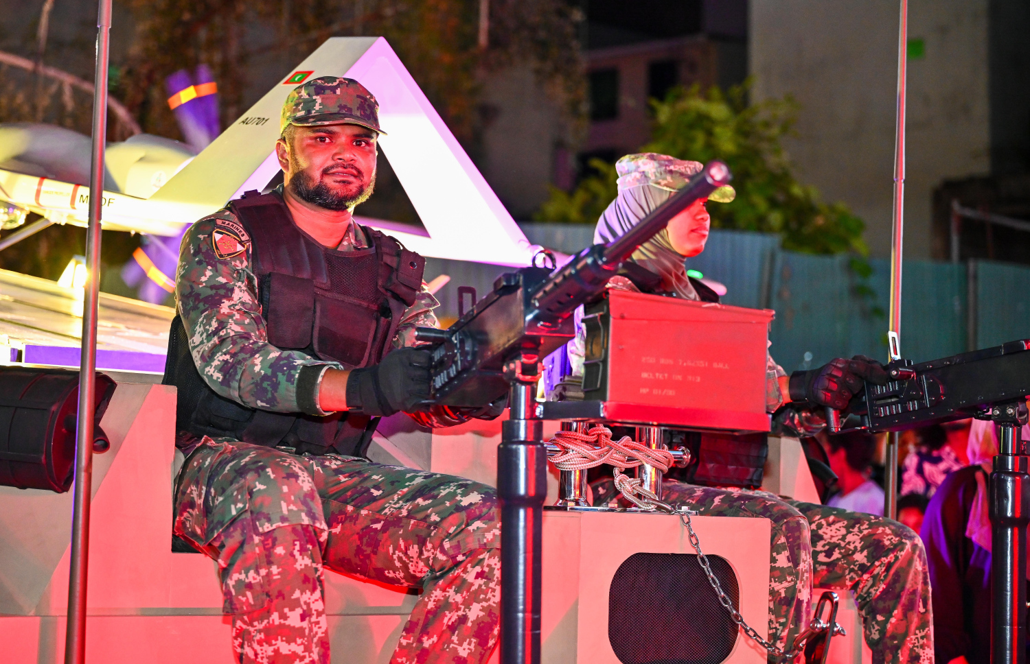 މި އަހަރުގެ މިނިވަން ދުވަހުގެ މުނާސަބަތުގައި ބޭއްވި ފުޅަނދުބުރުގައި ބައިވެރިވި ސިފައިންގެ ފުޅަނދުގައި ސިފައިގެން ދެ މީހަކު ބަޑީގައި ހިފަހައްޓައިގެން.--- ފޮޓޯ: ފަޔާޒު މޫސާ | މިހާރު