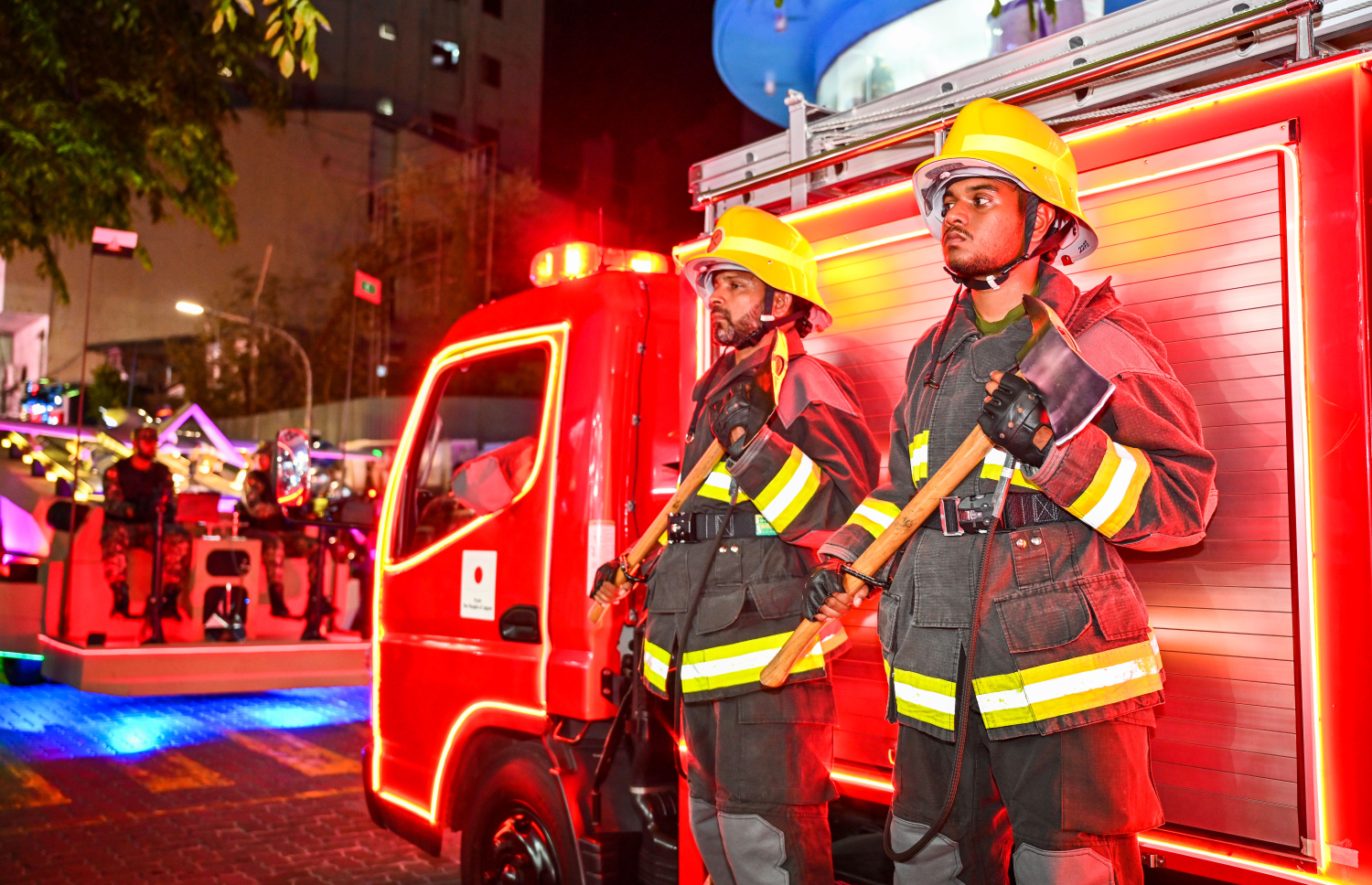 މި އަހަރުގެ މިނިވަން ދުވަހުގެ މުނާސަބަތުގައި ބޭއްވި ފުޅަނދުބުރުގައި ބައިވެރިވި ސިފައިންގެ ފުޅަނދުގައި ސިފައިންގެ ފަޔާ ފައިޓަރުން ފަޔާ ލޮރީގައި މަޑުކޮށްލައިގެން.-- ފޮޓޯ: ފަޔާޒު މޫސާ | މިހާރު