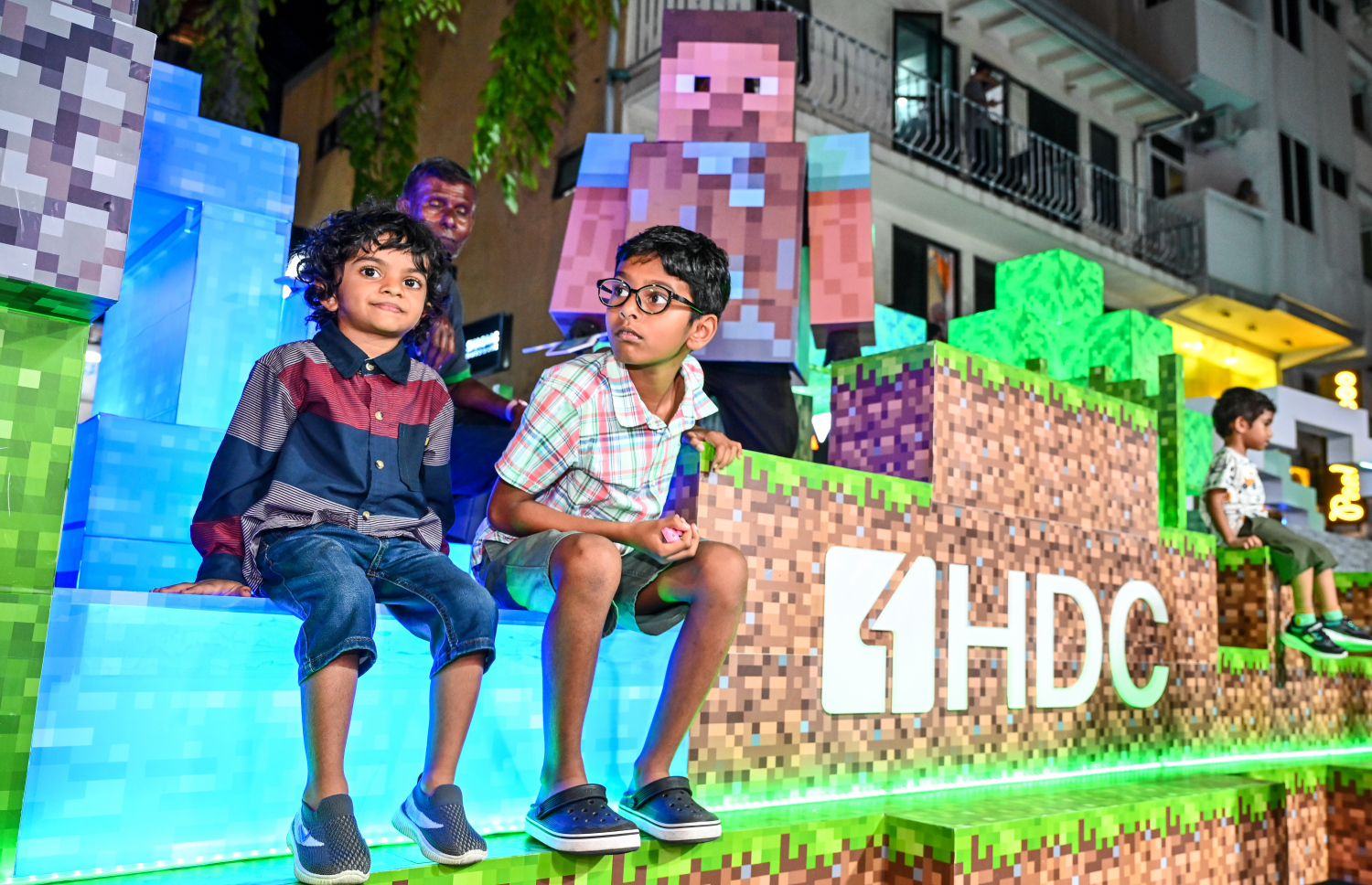 މި އަހަރުގެ މިނިވަން ދުވަހުގެ މުނާސަބަތުގައި ބޭއްވި ފުޅަނދުބުރުގައި ބައިވެރިވި އެޗްޑީސީގެ ފުޅަނދަށް ކުޑަކުދިންތަކެެއް އަރުވައިގެން ފޮޓޯ ނަގަނީ.-- ފޮޓޯ: ފަޔާޒު މޫސާ | މިހާރު