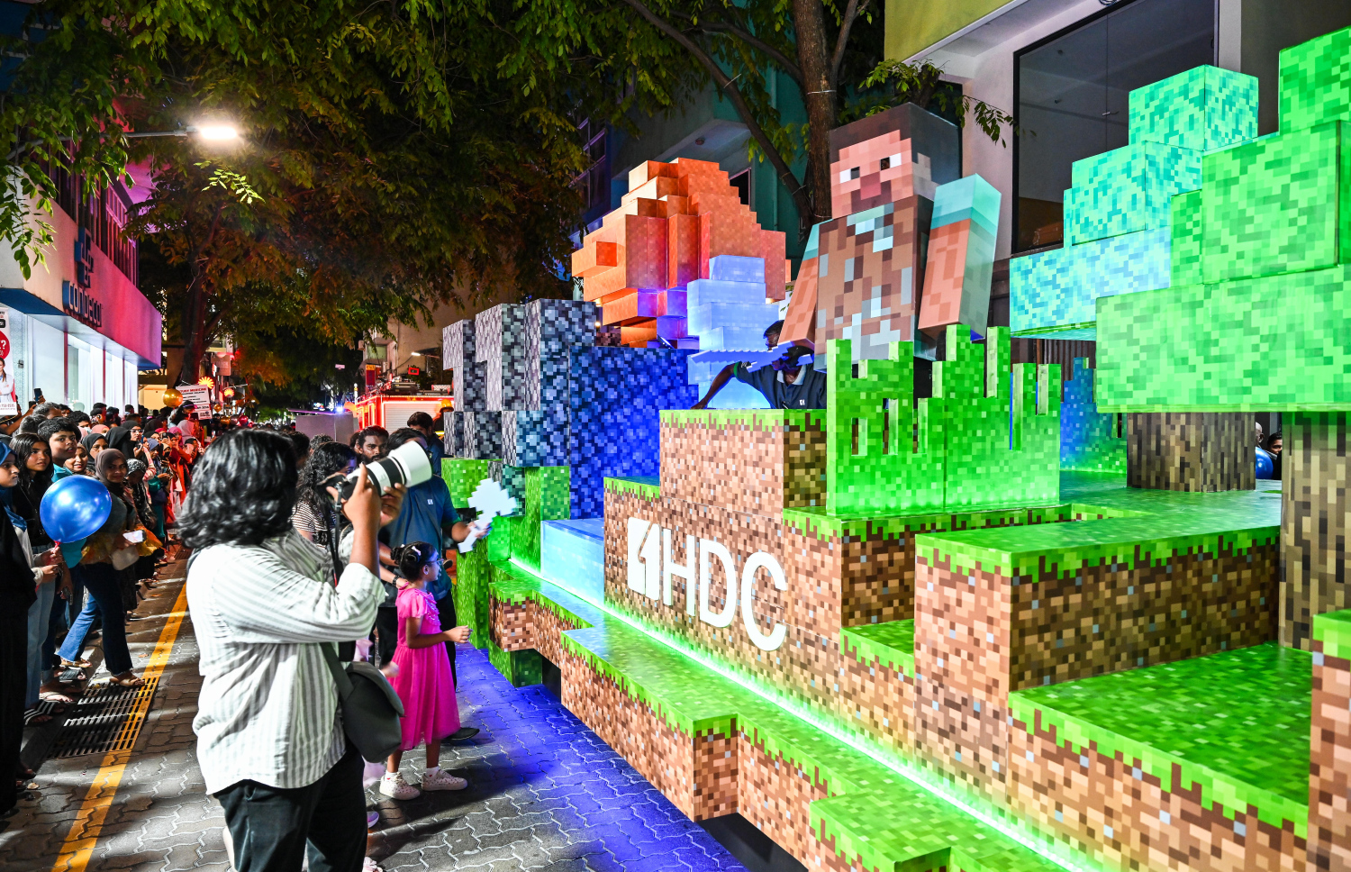 މި އަހަރުގެ މިނިވަން ދުވަހުގެ މުނާސަބަތުގައި ބޭއްވި ފުޅަނދުބުރުގައި ބައިވެރިކުރި އެޗްޑީސީގެ ފުޅަނދުގެ ފޮޓޯއެއް ނަގަނީ.--- ފޮޓޯ: ފަޔާޒު މޫސާ | މިހާރު