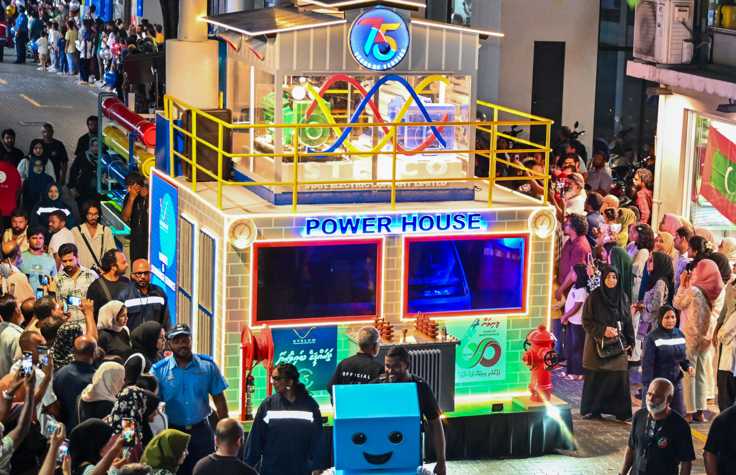 މި އަހަރުގެ މިނިވަން ދުވަހުގެ މުނާސަބަތުގައި ބޭއްވި ފުޅަނދުބުރުގައި ބައިވެރިވި ސްޓެލްކޯގެ ފުޅަނދު.--- ފޮޓޯ: ފަޔާޒު މޫސާ | މިހާރު