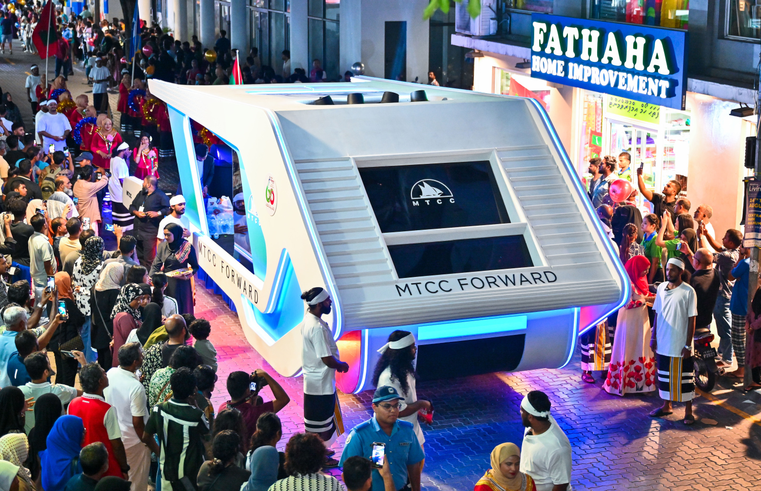 މި އަހަރުގެ މިނިވަން ދުވަހުގެ މުނާސަބަތުގައި ބޭއްވި ފުޅަނދުބުރުގައި ބައިވެރިކުރި އެމްޓީސީސީ ފުޅަނދު މަޖީދީ މަގުން ކުރިއަށް ދަނީ.--- ފޮޓޯ: ފަޔާޒު މޫސާ | މިހާރު