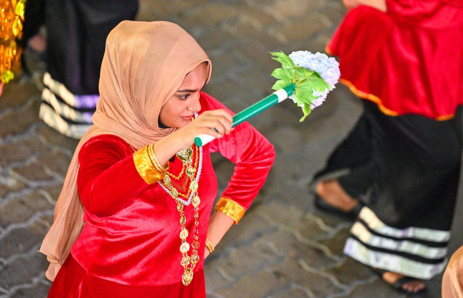 މި އަހަރުގެ މިނިވަން ދުވަހުގެ މުނާސަބަތުގައި ބޭއްވި ފުޅަނދުބުރުގައި ބައިވެރިކުރި އެމްޓީސީސީ ފުޅަނދުގެ ކުރީގައި ތިބެގެން އެ ކުންފުނީގެ މީހުން ސަގާފީ ހުށަހެޅުމެއް ހުށަހަޅައިދެނީ.-- ފޮޓޯ: ފަޔާޒު މޫސާ | މިހާރު