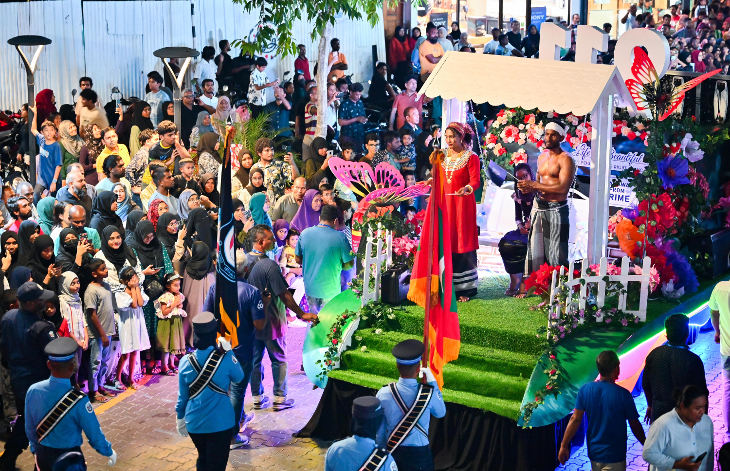 މި އަހަރުގެ މިނިވަން ދުވަހުގެ މުނާސަބަތުގައި ބޭއްވި ފުޅަނދުބުރުގެ ތެރެއިން -- ފޮޓޯ: ފަޔާޒު މޫސާ | މިހާރު