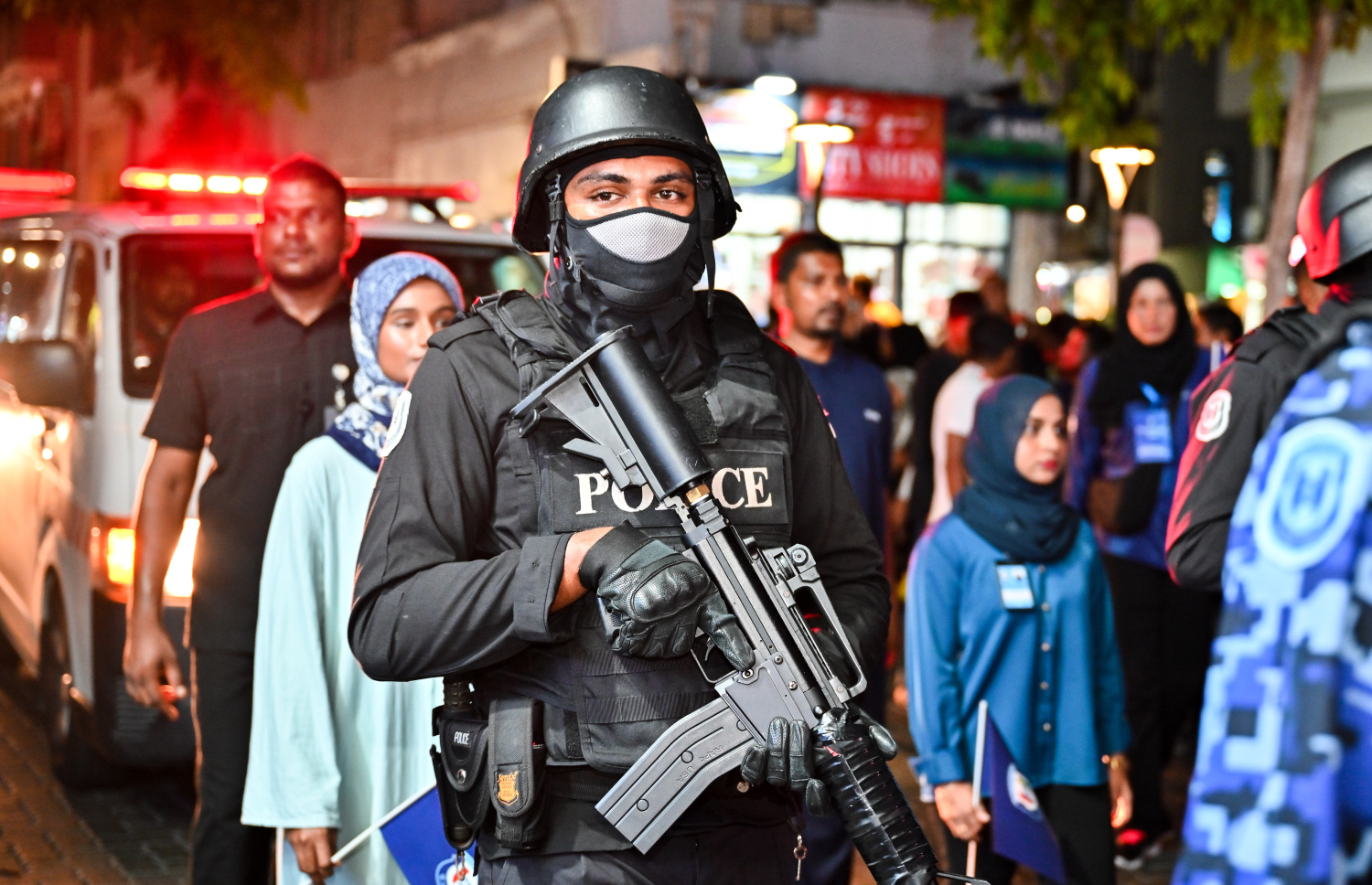 ފުލުހުންގެ ފުޅަނދުގައި ފުލުހުންގެ އެކު ޑިޕާޓްމެންޓްތަކުގެ ފުލުހުން ބައިވެރިވަނީ.--- ފޮޓޯ: ފަޔާޒު މޫސާ | މިހާރު