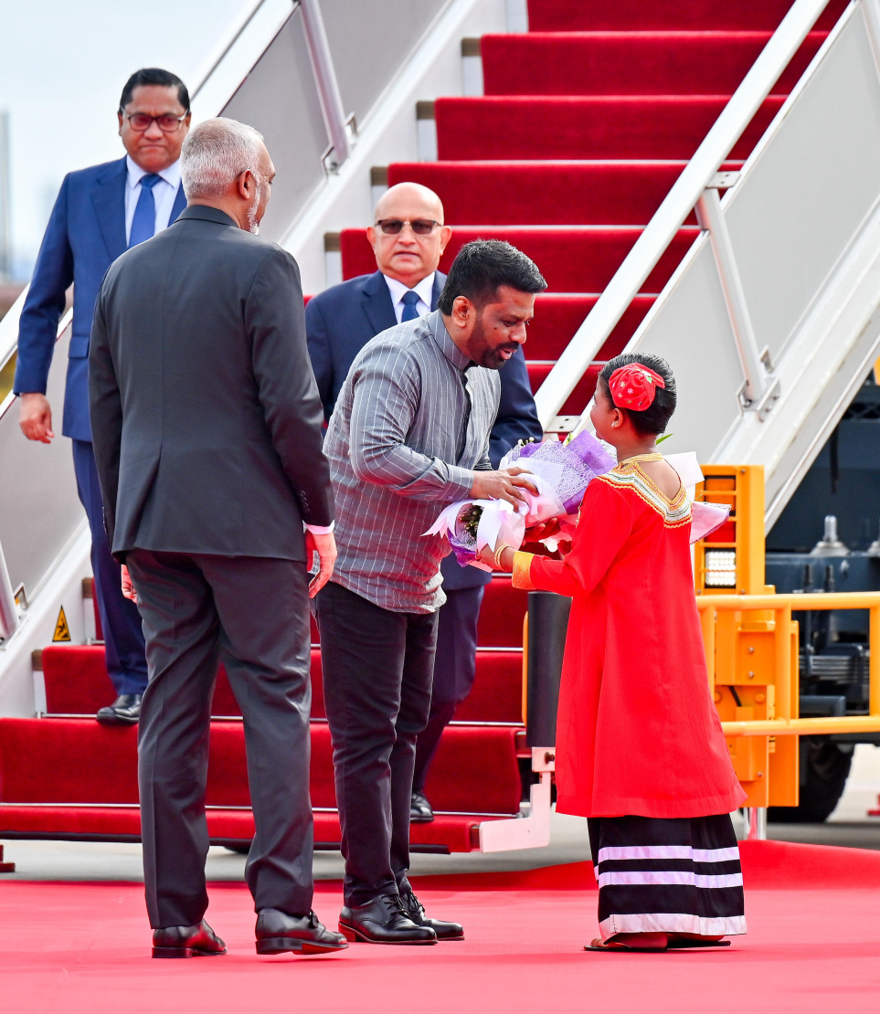 ލަންކާގެ ރައީސް ޑިސަނަޔަކެ އަށް ވެލާނާ އިންޓަނޭޝަނަލް އެއާޕޯޓުން މިއަދު މަރުހަބާ ދަންނަވަނީ.---ފޮޓޯ: ނިޝާން އަލީ| މިހާރު