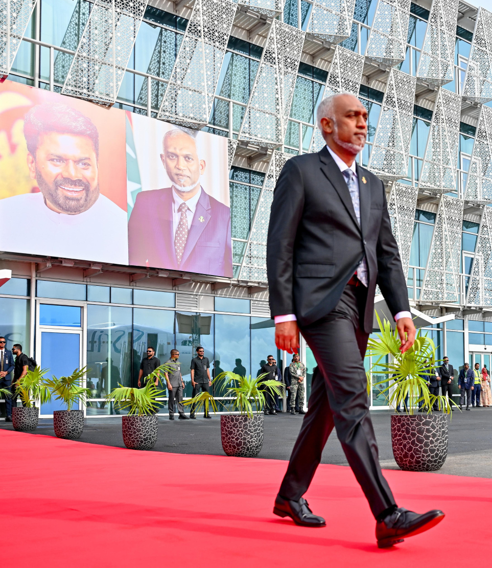 ލަންކާގެ ރައީސް ޑިސަނަޔަކެ އަށް ވެލާނާ އިންޓަނޭޝަނަލް އެއާޕޯޓުން މިއަދު މަރުހަބާ ދެންނެވުމަށް ރައީސް މުއިއްޒު ވަޑައިގަންނަވަނީ.---ފޮޓޯ: ނިޝާން އަލީ| މިހާރު