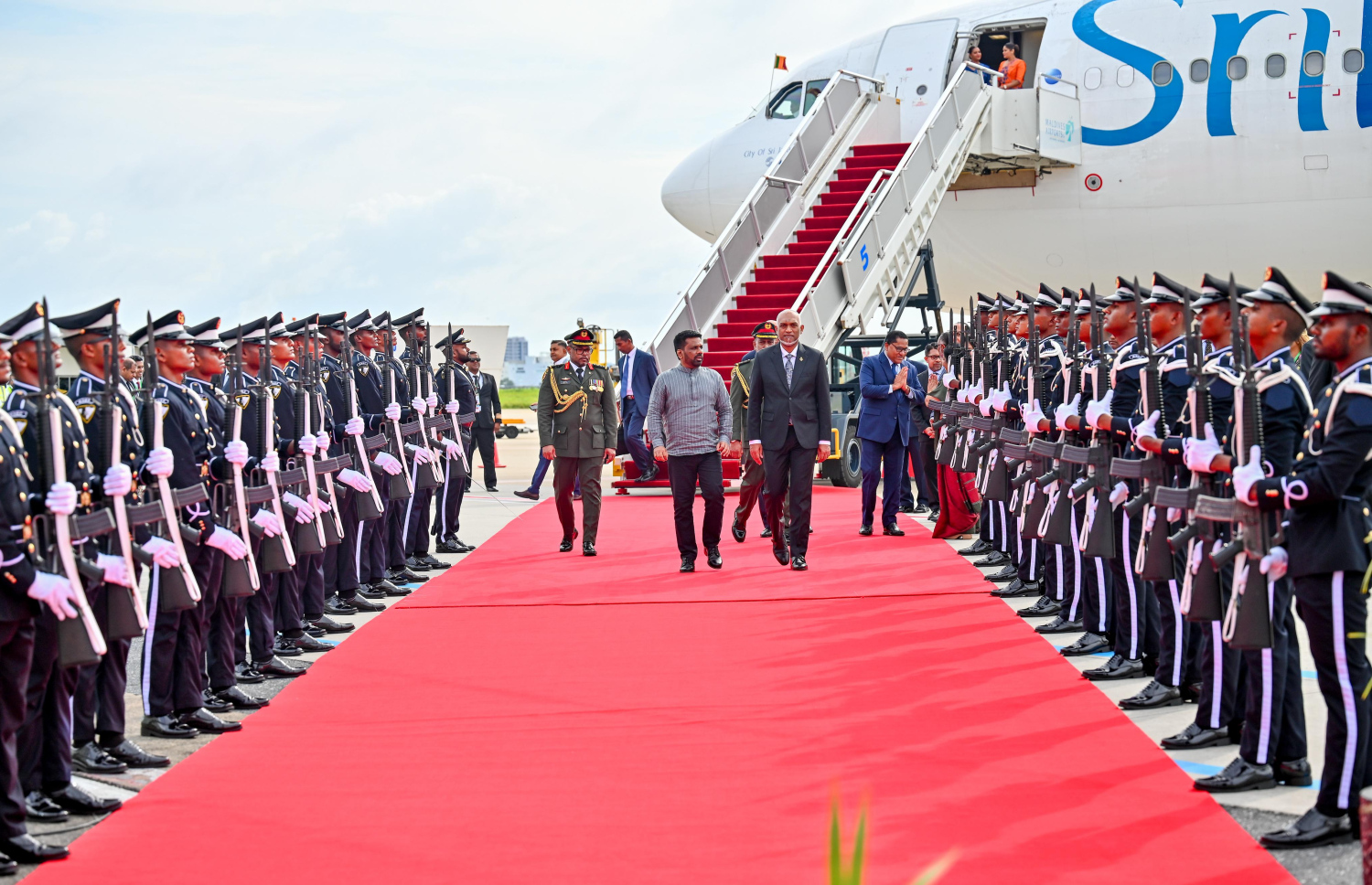 ރައީސް މުއިއްޒު، ލަންކާގެ ރައީސް ޑިސަނަޔަކެ އަށް ވެލާނާ އިންޓަނޭޝަނަލް އެއާޕޯޓުން މިއަދު މަރުހަބާ ދަންނަވަނީ.---ފޮޓޯ: ނިޝާން އަލީ| މިހާރު