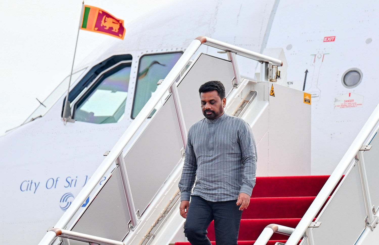 ލަންކާގެ ރައީސް ޑިސަނަޔަކެ މިއަދު ރާއްޖެ ވަޑައިގެން ވެލާނާ އިންޓަނޭޝަނަލް އެއާޕޯޓަށް ފައިބައިވަޑައިގަންނަވަނީ.---ފޮޓޯ: ނިޝާން އަލީ| މިހާރު