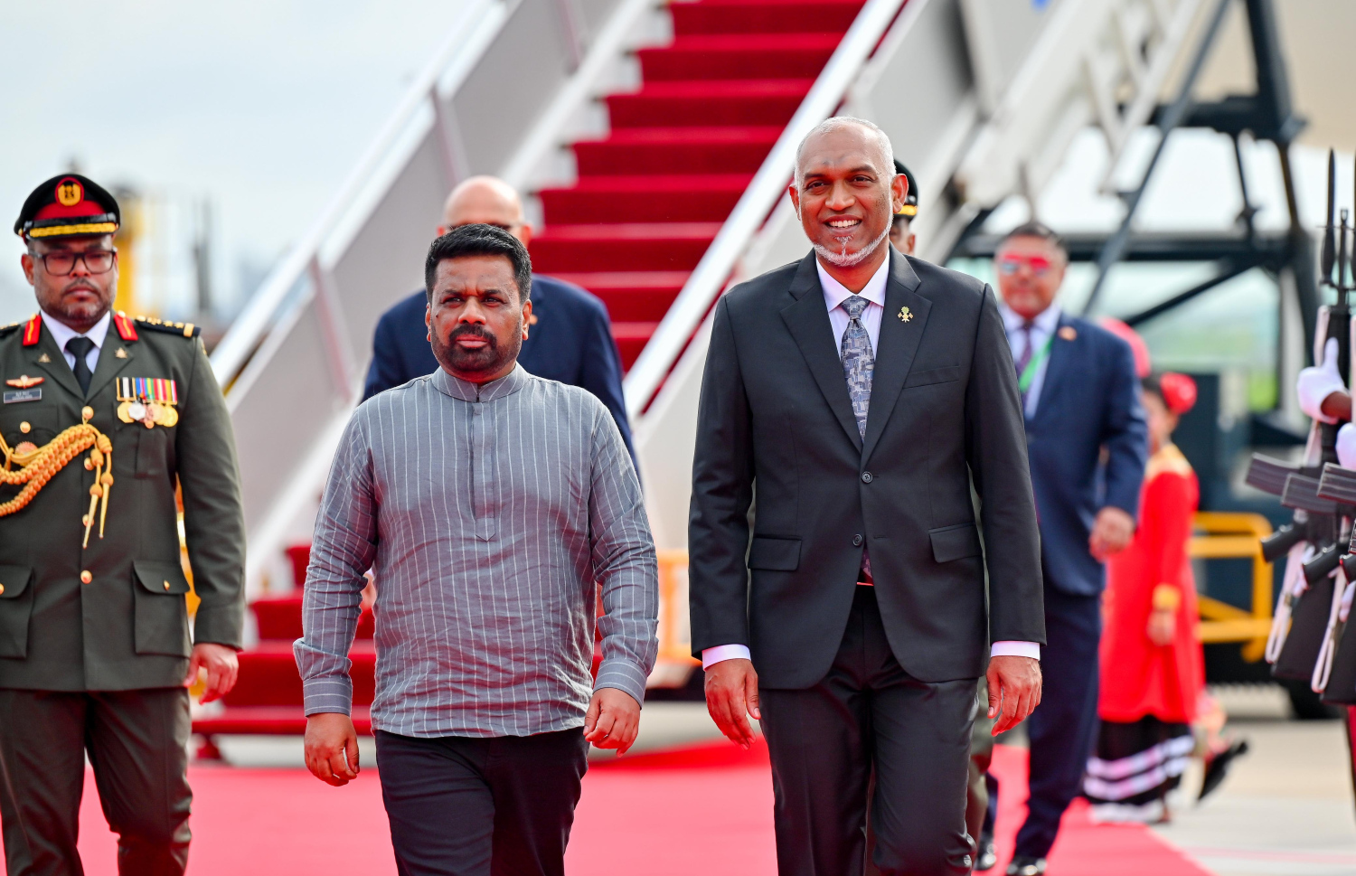 ރައީސް މުއިއްޒު، ލަންކާގެ ރައީސް ޑިސަނަޔަކެ އަށް ވެލާނާ އިންޓަނޭޝަނަލް އެއާޕޯޓުން މިއަދު މަރުހަބާ ދަންނަވަނީ.---ފޮޓޯ: ނިޝާން އަލީ| މިހާރު