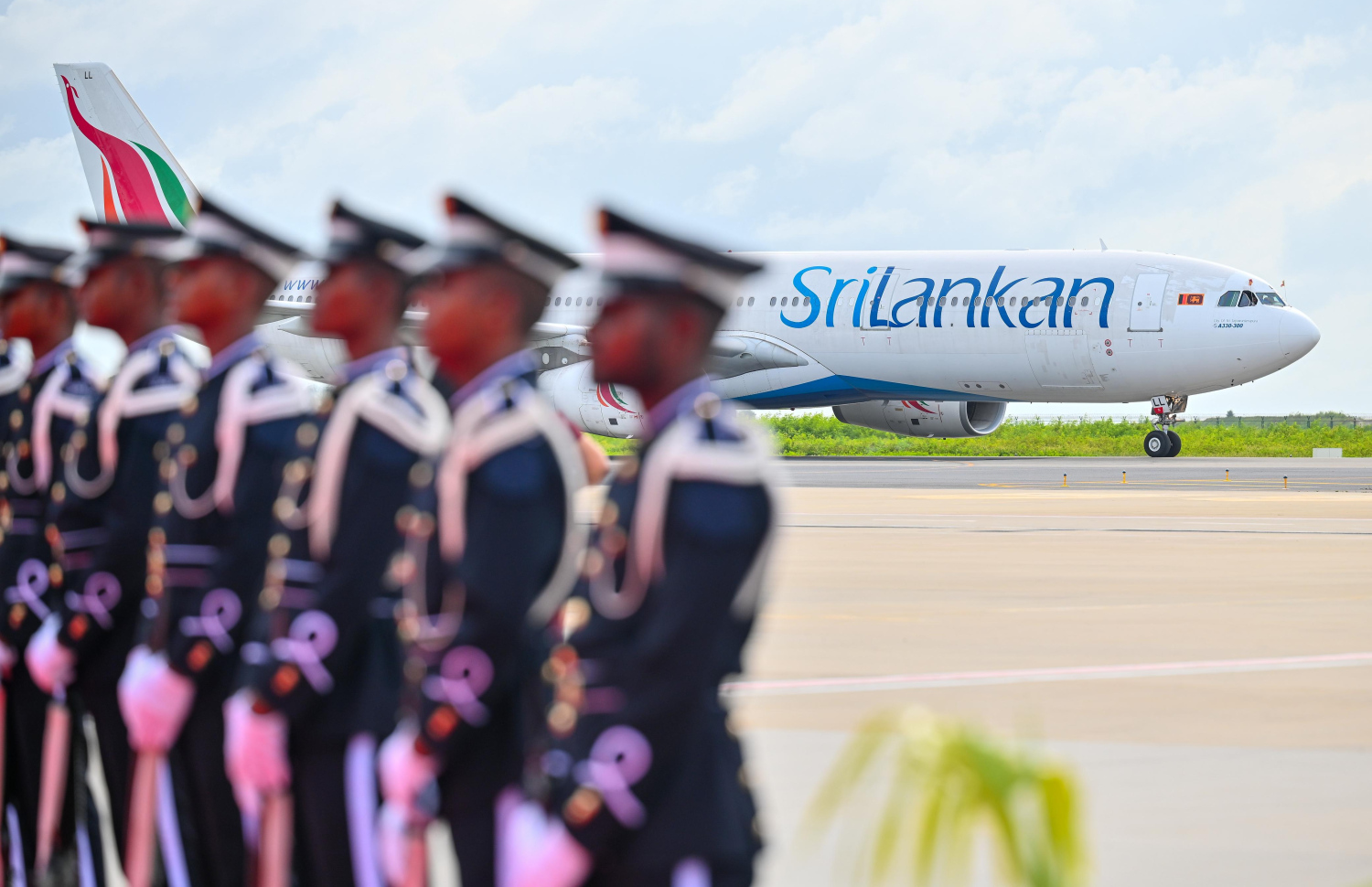 ލަންކާގެ ރައީސް ޑިސަނަޔަކެ މިއަދު ރާއްޖެ ވަޑައިގަތް ބޯޓު  ވެލާނާ އިންޓަނޭޝަނަލް އެއާޕޯޓުގައި.---ފޮޓޯ: ނިޝާން އަލީ| މިހާރު