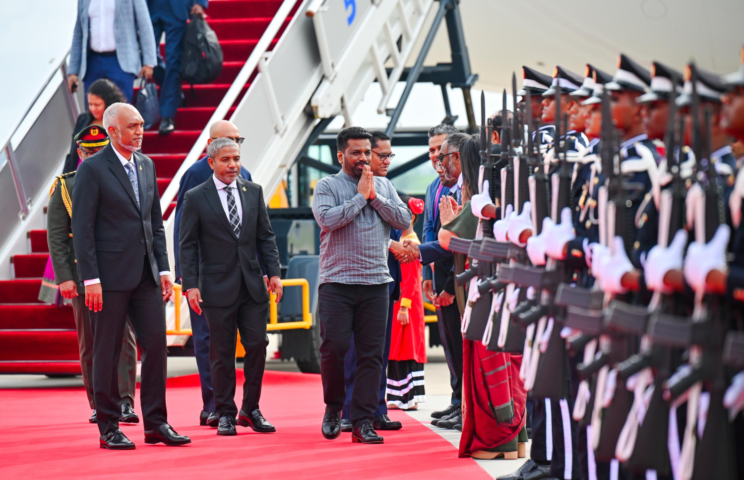 ލަންކާގެ ރައީސް ޑިސަނަޔަކެ އަށް ވެލާނާ އިންޓަނޭޝަނަލް އެއާޕޯޓުން މިއަދު މަރުހަބާ ދަންނަވަނީ.---ފޮޓޯ: ނިޝާން އަލީ| މިހާރު