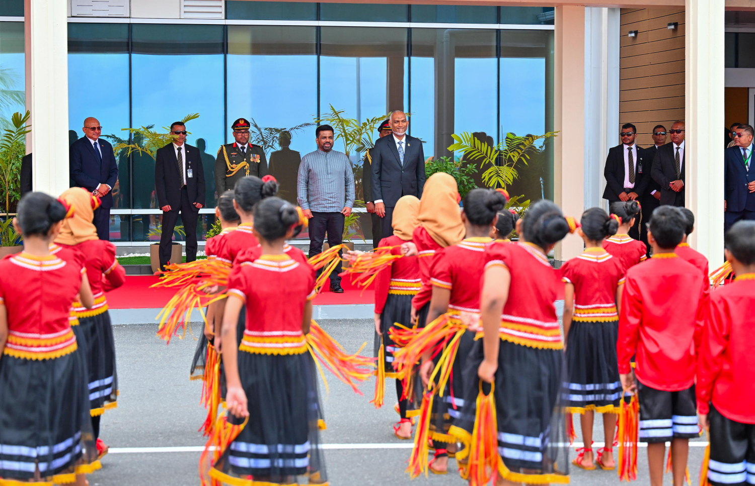 ލަންކާގެ ރައީސް ޑިސަނަޔަކެ ރާއްޖެ ވަޑައިގަތުމުން އެ މަނިކުފާނަށް މަރުހަބާ ދަންނަވަން ދިވެހި ސަގާފީ ހަރަކާތެއް ހުށަހަޅާއިރު ޑިސަނަޔަކެ އާއި ރައީސް މުއިއްޒު އެ ހަރަކާތް ބައްލަވައިލައްވަނީ.---ފޮޓޯ: ނިޝާން އަލީ | މިހާރު