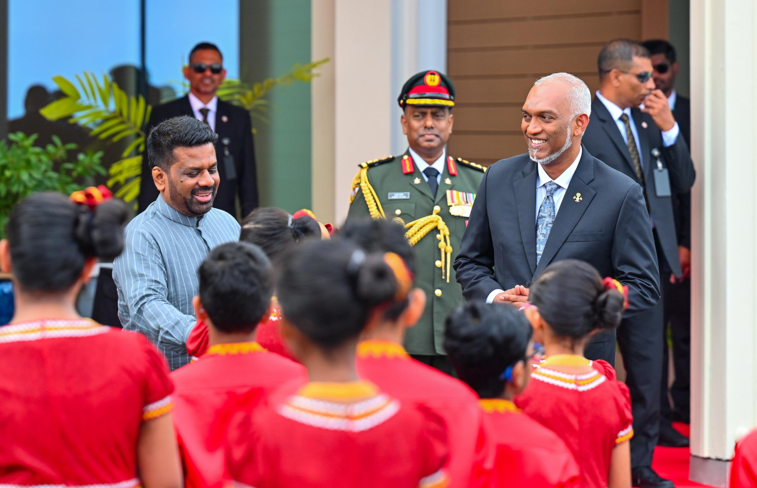 ލަންކާގެ ރައީސް ޑިސަނަޔަކެ ރާއްޖެ ވަޑައިގަތުމުން އެ މަނިކުފާނަށް މަރުހަބާ ދަންނަވަން ދިވެހި ސަގާފީ ހަރަކާތެއް ހުށަހަޅާއިރު ޑިސަނަޔަކެ އާއި ރައީސް މުއިއްޒު އެ ހަރަކާތް ބައްލަވައިލައްވަނީ.---ފޮޓޯ: ނިޝާން އަލީ | މިހާރު