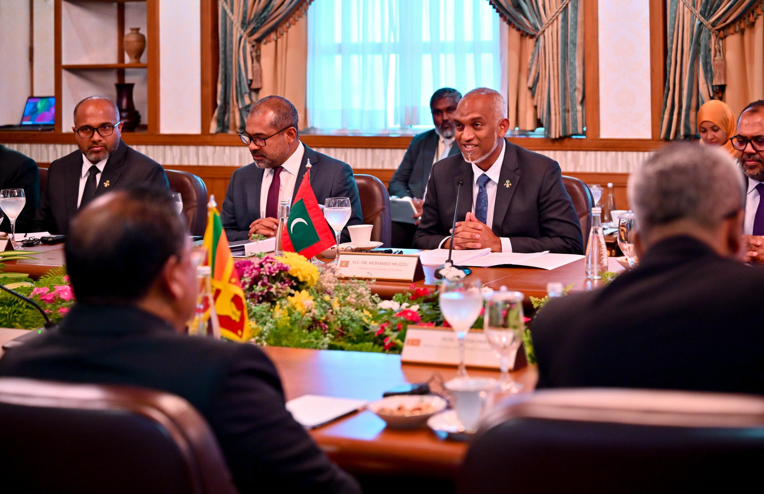 ލަންކާގެ ރައީސަށް ރައީސް މުއިއްޒު މާލެއިން ރަސްމީކޮށް މަރުހަބާ ދެންނެވުމަށްފަހު ދެ ގައުމުގެ ދެމެދުގައި ރަސްމީ މަޝްވަރާތައް ބާއްވަނީ --- މިހާރު ފޮޓޯ/ނިޝާން އަލީ