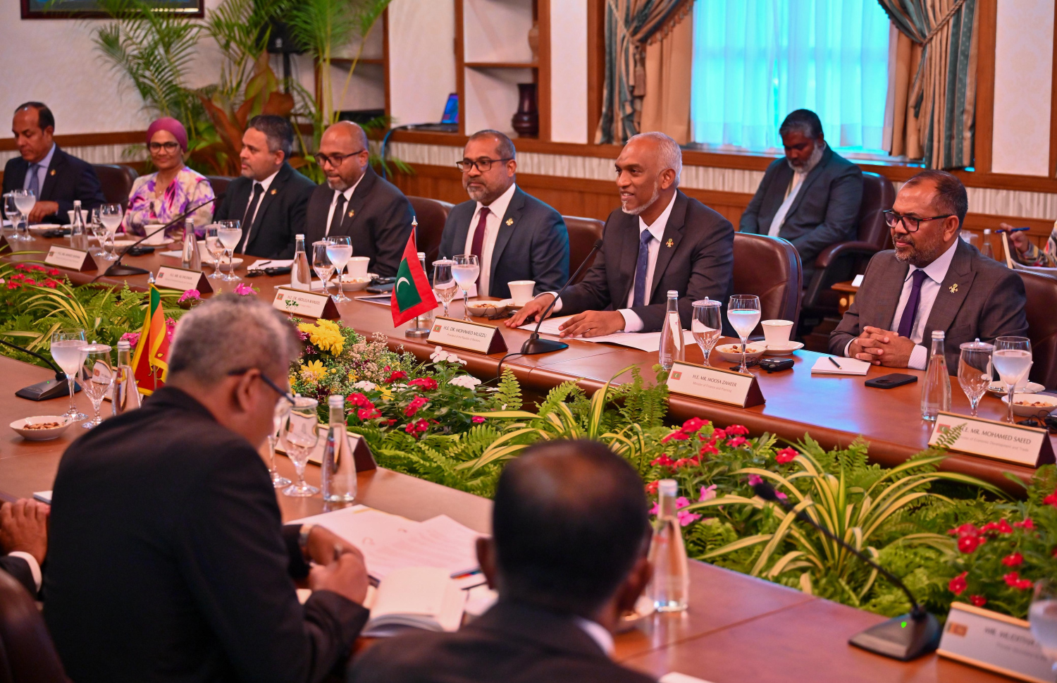 ލަންކާގެ ރައީސަށް ރައީސް މުއިއްޒު މާލެއިން ރަސްމީކޮށް މަރުހަބާ ދެންނެވުމަށްފަހު ދެ ގައުމުގެ ދެމެދުގައި ރަސްމީ މަޝްވަރާތައް ބާއްވަނީ --- މިހާރު ފޮޓޯ/ނިޝާން އަލީ