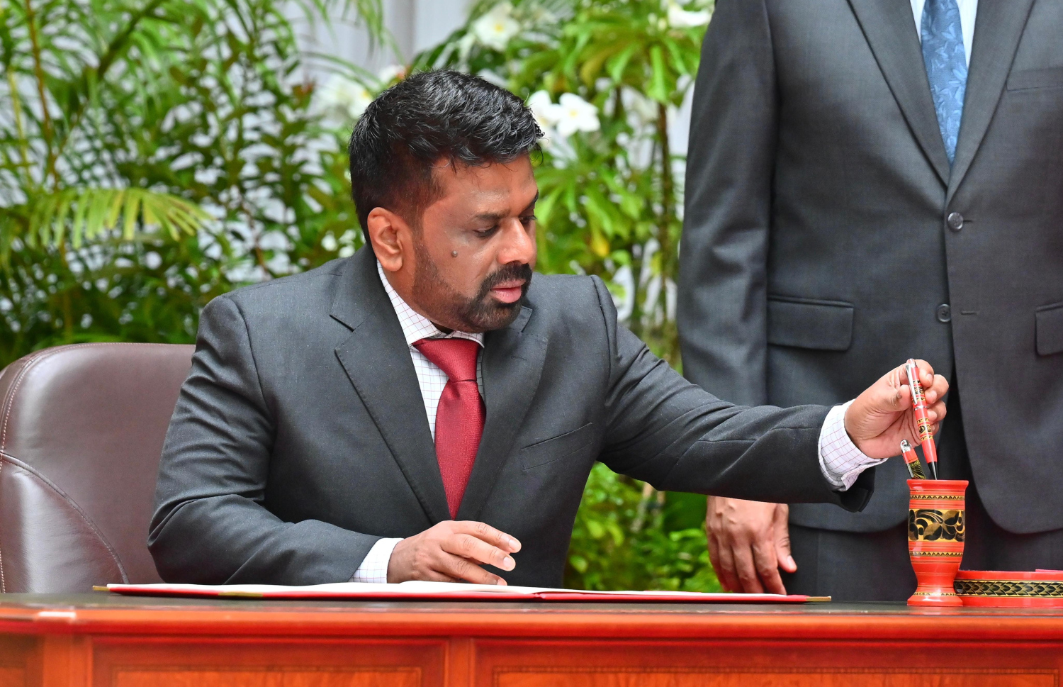 ލަންކާގެ ރައީސް އަނޫރާ ކުމާރަ ޑިސަނަޔަކެ ރާއްޖެއަށް ވަޑައިގެން މެހުމާނުން ސޮއިކުރައްވާ ފޮތުގައި ސޮއިކުރެއްވުމަށް ފަހު ގަލަން ބާއްވަވަނީ.--- ފޮޓޯ: ނިޝާން އަލީ | މިހާރު