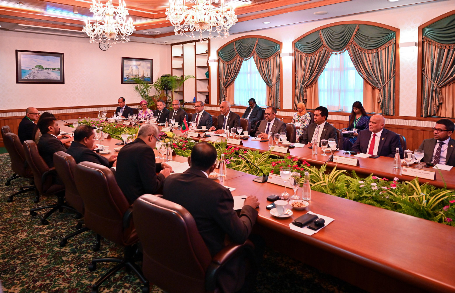 ލަންކާގެ ރައީސް އަނޫރާ ކުމާރަ މިހާރު ރާއްޖެ އަށް ކުރައްވަމުން ގެންދަވާ ފުރަމާނަ ދަތުރުފުޅުގައި މިއަދު ހަވީރު ބޭއްވި ދެ ގައުމުގެ ރަސްމީ ވާހަކަތަކުގައި ރައީސް މުއިއްޒު ވާހަކަފުޅު ދައްކަވަނީ.--- ފޮޓޯ: ނިޝާން އަލީ | މިހާރު